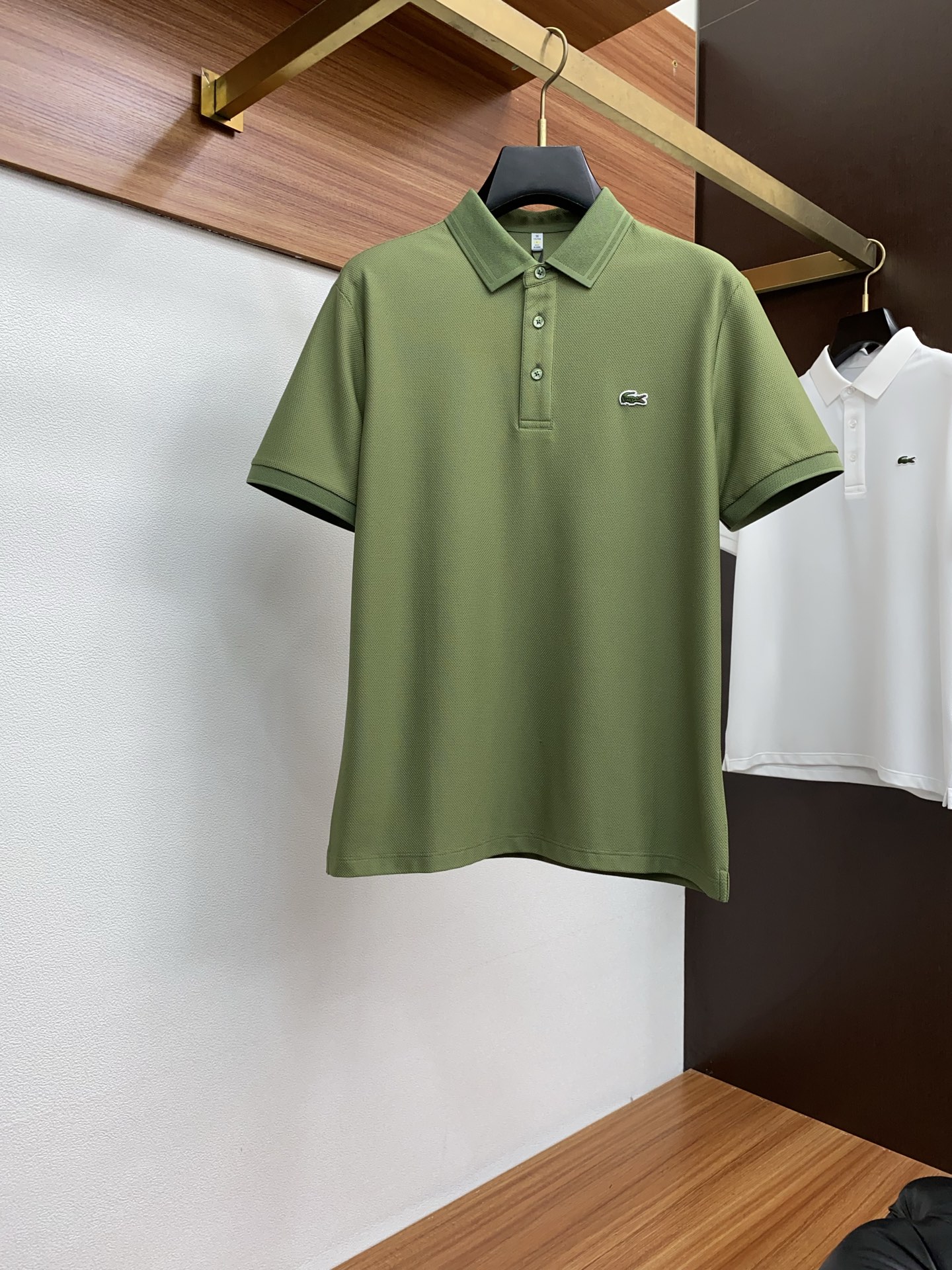 NO:438969,2025s classic fashion lapel Polo shirt short sleeves, trading company channel orders, simple and elegant, fashionable and versatile, and the quality is even more unstriking!  Use imported custom-woven pure cotton bead mesh fabric, which is soft, straight, stylish, breathable and comfortable. The upper body has a good drooping feeling and is not easy to deform! It is even less likely to fade! A clean and refreshing basic POLO shirt style, a small and crisp pointed collar, stylish and fashionable, perfectly combining casual and business!  Fashionable and versatile!  M-3X L (model 173, 143 catties upper body L size), T-shirt, alexander wang198609092025s经典时尚翻领 Polo衫短袖 ,贸易公司渠道订单,简约大气,时尚百搭,品相更是无法挑剔！选用客供进口定织纯棉珠地网眼面料,柔软挺阔有型、透气舒适.上身垂感好,不易变形!更不易褪色!干净清爽的基础 POLO衫版型,小巧而挺括的尖领有型又时尚,休闲与商务完美结合！时尚百搭！M-3X L（模特173,143斤上身L码）,,T-shirt,alexander wang,Men's clothing