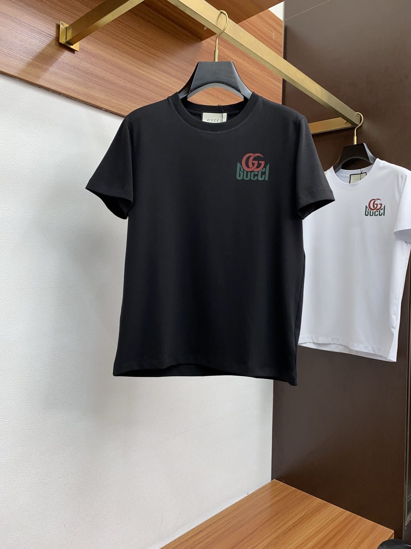 NO:442700,Guqi 2025 spring and summer show top imported mercerized cotton fabric short sleeves slim fit style The counter model is fashionable and luxurious, the quality is unquestionable, the upper body effect is excellent, the same style on the luxury official website, the number of codes M-3xL,,T-shirt,alexander wang19860909古奇 2025春夏秀款顶级进口丝光棉面料短袖 修身版型 专柜款时尚不失奢华 品质毋庸置疑 上身效果超赞,奢华官网同款 码数 M-3xL,,T-shirt,alexander wang,Men's clothing