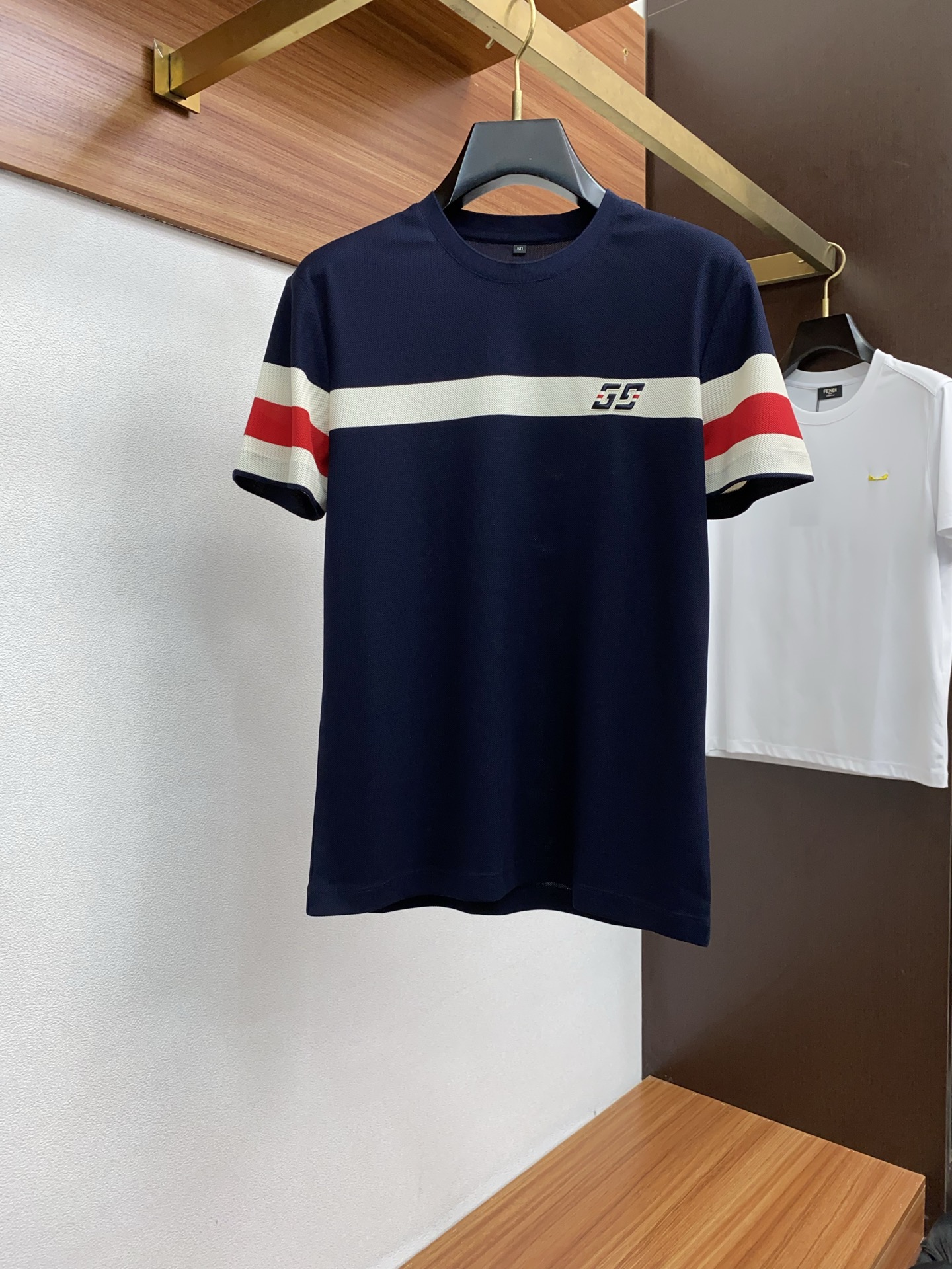 NO:432090,Guqi 2025ssHK counters are equipped with new round neck short-sleeved bead floor fabrics. The brand craftsmanship on the chest shows the luxury of the brand. A must-have item for high-end people. Those who know the goods come to compare the counter. Code number M-4xL, T-shirt, alexander wang19860909古奇 2025ssHK专柜同款同步上新圆领短袖珠地面料 胸前品牌工艺构成标志彰显品牌奢华 高端人士必备单品,懂货的来欢迎对比专柜 .码数M-4xL,,T-shirt,alexander wang,Men's clothing