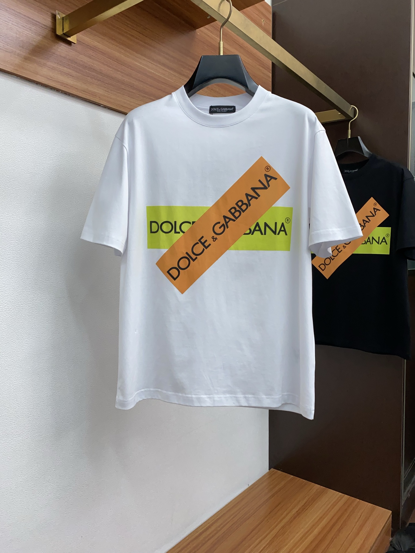 NO:448498,DG 25SS spring and summer new style pure cotton round neck short-sleeved men's basic pure white counter short-sleeved T-shirt!  Trading companies have sparse channels and are released on the official website at the same time!  Basic T-shirts are dedicated, this simple and yet stylish clothing has been favored by fashion experts and quality pursuers since its introduction!  Its fabric is customized by customer. This is a material that has been processed with special craftsmanship. It not only ensures the breathability and comfort of the clothes, but also allows you to feel the ultimate silky experience every time you touch it, as if the summer breeze blows across the skin, bringing endless coolness and comfort!  The designer cleverly incorporates classic badge embroidery elements at the hem, and each stitch and thread reveals the craftsman's exquisite skills and ultimate pursuit of details!  The basic but stylish straight round neck design not only retains the casualness of the T-shirt, but also uses three-dimensional cutting technology to make the clothes fit the body without being tight. Whether it is daily leisure or relaxed gatherings, it can be easily controlled, showing the wearer's confidence and style Size M-3xL, T-shirt,tees, t-shirt,alexander wang19860909DG 25SS春夏新款 纯棉质圆领短袖 男士基础款纯白专柜短袖T恤衫！贸易公司渠道稀出,同步官网发售！基础T恤奉献,这款简约而不失格调的衣物,自问世以来便深受时尚达人与品质追求者的青睐！ 其面料采用了客供定制这是一种经过特殊工艺处理的材质,不仅确保了衣物的透气性与舒适度,更让每一次触摸都能感受到极致的丝滑体验,仿佛夏日微风轻拂过肌肤,带来无尽的清凉与惬意！在下摆处设计师巧妙融入了经典徽章刺绣元素,每一针每一线都透露着匠人的精湛技艺与对细节的极致追求！基础而又不失时尚感的直筒圆领设计,既保留了T恤的随性自在,又通过立体的裁剪工艺,使得衣物贴合身形却不紧绷,无论是日常休闲还是轻松聚会,都能轻松驾驭,展现穿着者的自信与风采 尺码M-3xL,,T-shirt,tees，t-shirt,alexander wang,Men's clothing