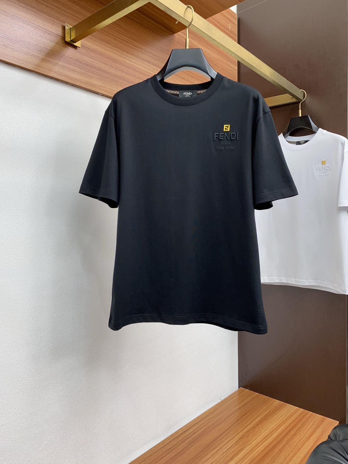 NO:438932,Fendi 25SS spring and summer new style pure cotton round neck short-sleeved men's basic pure white counter short-sleeved T-shirt!  Trading companies have sparse channels and are released on the official website at the same time!  Basic T-shirts are dedicated, this simple and yet stylish clothing has been favored by fashion experts and quality pursuers since its introduction!  Its fabric is customized by customer. This is a material that has been processed with special craftsmanship. It not only ensures the breathability and comfort of the clothes, but also allows you to feel the ultimate silky experience every time you touch it, as if the summer breeze blows across the skin, bringing endless coolness and comfort!  The designer cleverly incorporates classic badge embroidery elements at the hem, and each stitch and thread reveals the craftsman's exquisite skills and ultimate pursuit of details!  The basic but stylish straight round neck design not only retains the casualness of the T-shirt, but also uses three-dimensional cutting technology to make the clothes fit the body without being tight. Whether it is daily leisure or relaxed gatherings, it can be easily controlled, showing the wearer's confidence and style. Size S-3xL, fendi, T-shirt, tees, t-shirt, alexander wang19860909芬迪 25SS春夏新款 纯棉质圆领短袖 男士基础款纯白专柜短袖T恤衫！贸易公司渠道稀出,同步官网发售！基础T恤奉献,这款简约而不失格调的衣物,自问世以来便深受时尚达人与品质追求者的青睐！ 其面料采用了客供定制这是一种经过特殊工艺处理的材质,不仅确保了衣物的透气性与舒适度,更让每一次触摸都能感受到极致的丝滑体验,仿佛夏日微风轻拂过肌肤,带来无尽的清凉与惬意！在下摆处设计师巧妙融入了经典徽章刺绣元素,每一针每一线都透露着匠人的精湛技艺与对细节的极致追求！基础而又不失时尚感的直筒圆领设计,既保留了T恤的随性自在,又通过立体的裁剪工艺,使得衣物贴合身形却不紧绷,无论是日常休闲还是轻松聚会,都能轻松驾驭,展现穿着者的自信与风采 尺码S-3xL,,fendi,T-shirt,tees，t-shirt,alexander wang,Men's clothing