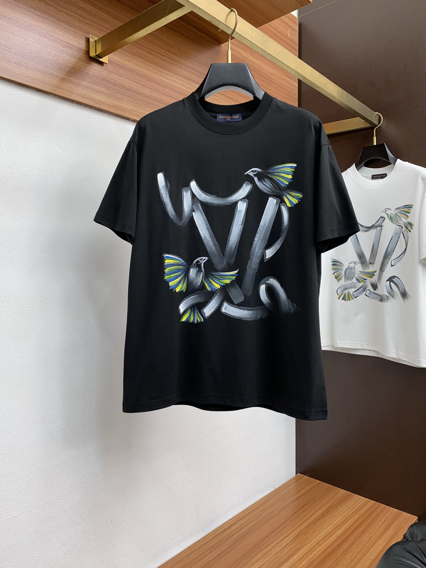 NO:438940,1v Louis Vuitton 25SS spring and summer new style pure cotton round neck short-sleeved men's basic pure white counter short-sleeved T-shirt!  Trading companies have sparse channels and are released on the official website at the same time!  Basic T-shirts are dedicated, this simple and yet stylish clothing has been favored by fashion experts and quality pursuers since its introduction!  Its fabric is customized by customer. This is a material that has been processed with special craftsmanship. It not only ensures the breathability and comfort of the clothes, but also allows you to feel the ultimate silky experience every time you touch it, as if the summer breeze blows across the skin, bringing endless coolness and comfort!  The designer cleverly incorporates classic badge embroidery elements at the hem, and each stitch and thread reveals the craftsman's exquisite skills and ultimate pursuit of details!  The basic but stylish straight round neck design not only retains the casualness of the T-shirt, but also uses three-dimensional cutting technology to make the clothes fit the body without being tight. Whether it is daily leisure or relaxed gatherings, it can be easily controlled, showing the wearer's confidence and style. Size S-3xL,,louis vuitton,T-shirt,tees,t-shirt,alexander wang198609091v路易威登 25SS春夏新款 纯棉质圆领短袖 男士基础款纯白专柜短袖T恤衫！贸易公司渠道稀出,同步官网发售！基础T恤奉献,这款简约而不失格调的衣物,自问世以来便深受时尚达人与品质追求者的青睐！ 其面料采用了客供定制这是一种经过特殊工艺处理的材质,不仅确保了衣物的透气性与舒适度,更让每一次触摸都能感受到极致的丝滑体验,仿佛夏日微风轻拂过肌肤,带来无尽的清凉与惬意！在下摆处设计师巧妙融入了经典徽章刺绣元素,每一针每一线都透露着匠人的精湛技艺与对细节的极致追求！基础而又不失时尚感的直筒圆领设计,既保留了T恤的随性自在,又通过立体的裁剪工艺,使得衣物贴合身形却不紧绷,无论是日常休闲还是轻松聚会,都能轻松驾驭,展现穿着者的自信与风采 尺码S-3xL,,louis vuitton,T-shirt,tees，t-shirt,alexander wang,Men's clothing