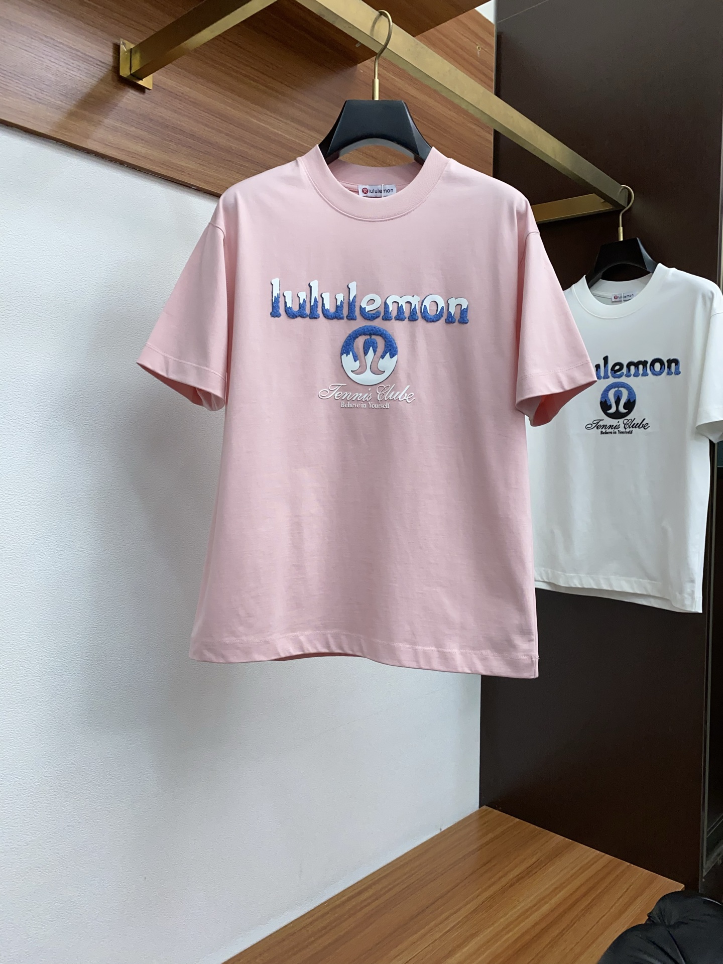 NO:438948,LULU 25SS spring and summer new style pure cotton round neck short-sleeved men's basic pure white counter short-sleeved T-shirt!  Trading companies have sparse channels and are released on the official website at the same time!  Basic T-shirts are dedicated, this simple and yet stylish clothing has been favored by fashion experts and quality pursuers since its introduction!  Its fabric is customized by customer. This is a material that has been processed with special craftsmanship. It not only ensures the breathability and comfort of the clothes, but also allows you to feel the ultimate silky experience every time you touch it, as if the summer breeze blows across the skin, bringing endless coolness and comfort!  The designer cleverly incorporates classic badge embroidery elements at the hem, and each stitch and thread reveals the craftsman's exquisite skills and ultimate pursuit of details!  The basic but stylish straight round neck design not only retains the casualness of the T-shirt, but also uses three-dimensional cutting technology to make the clothes fit the body without being tight. Whether it is daily leisure or relaxed gatherings, it can be easily controlled, showing the wearer's confidence and style. Size S-3xL, T-shirt,tees, t-shirt,alexander wang19860909LULU 25SS春夏新款 纯棉质圆领短袖 男士基础款纯白专柜短袖T恤衫！贸易公司渠道稀出,同步官网发售！基础T恤奉献,这款简约而不失格调的衣物,自问世以来便深受时尚达人与品质追求者的青睐！ 其面料采用了客供定制这是一种经过特殊工艺处理的材质,不仅确保了衣物的透气性与舒适度,更让每一次触摸都能感受到极致的丝滑体验,仿佛夏日微风轻拂过肌肤,带来无尽的清凉与惬意！在下摆处设计师巧妙融入了经典徽章刺绣元素,每一针每一线都透露着匠人的精湛技艺与对细节的极致追求！基础而又不失时尚感的直筒圆领设计,既保留了T恤的随性自在,又通过立体的裁剪工艺,使得衣物贴合身形却不紧绷,无论是日常休闲还是轻松聚会,都能轻松驾驭,展现穿着者的自信与风采 尺码S-3xL,,T-shirt,tees，t-shirt,alexander wang,Men's clothing