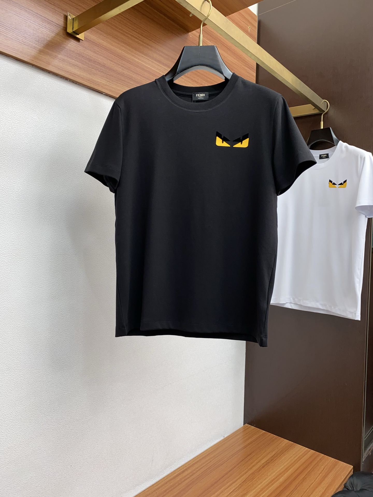 NO:438924,Fendi 2025 spring and summer show top imported mercerized cotton fabric short sleeves slim fit style The counter model is fashionable and luxurious, the quality is unquestionable, the upper body effect is excellent, the same style on the luxury official website, the number of codes M-3xL,,fendi,T-shirt,alexander wang19860909芬迪 2025春夏秀款顶级进口丝光棉面料短袖 修身版型 专柜款时尚不失奢华 品质毋庸置疑 上身效果超赞,奢华官网同款 码数 M-3xL,,fendi,T-shirt,alexander wang,Men's clothing