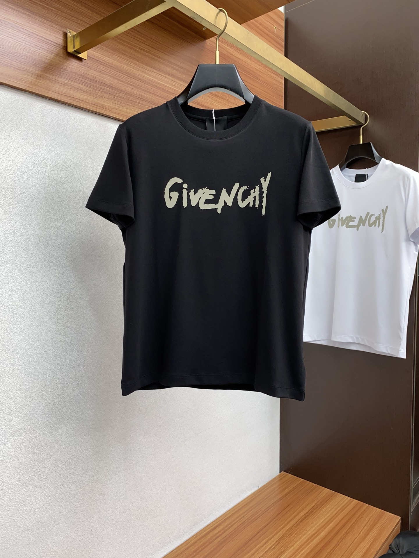 NO:442708,Givenchy 2025 spring and summer show top imported mercerized cotton fabric short sleeves slim fit style The counter model is fashionable and luxurious, the quality is unquestionable, the upper body effect is excellent, the same style on the luxury official website. Number of codes M-3xL, given, T-shirt, alexander wang19860909纪梵希 2025春夏秀款顶级进口丝光棉面料短袖 修身版型 专柜款时尚不失奢华 品质毋庸置疑 上身效果超赞,奢华官网同款 码数 M-3xL,,givenchy,T-shirt,alexander wang,Men's clothing