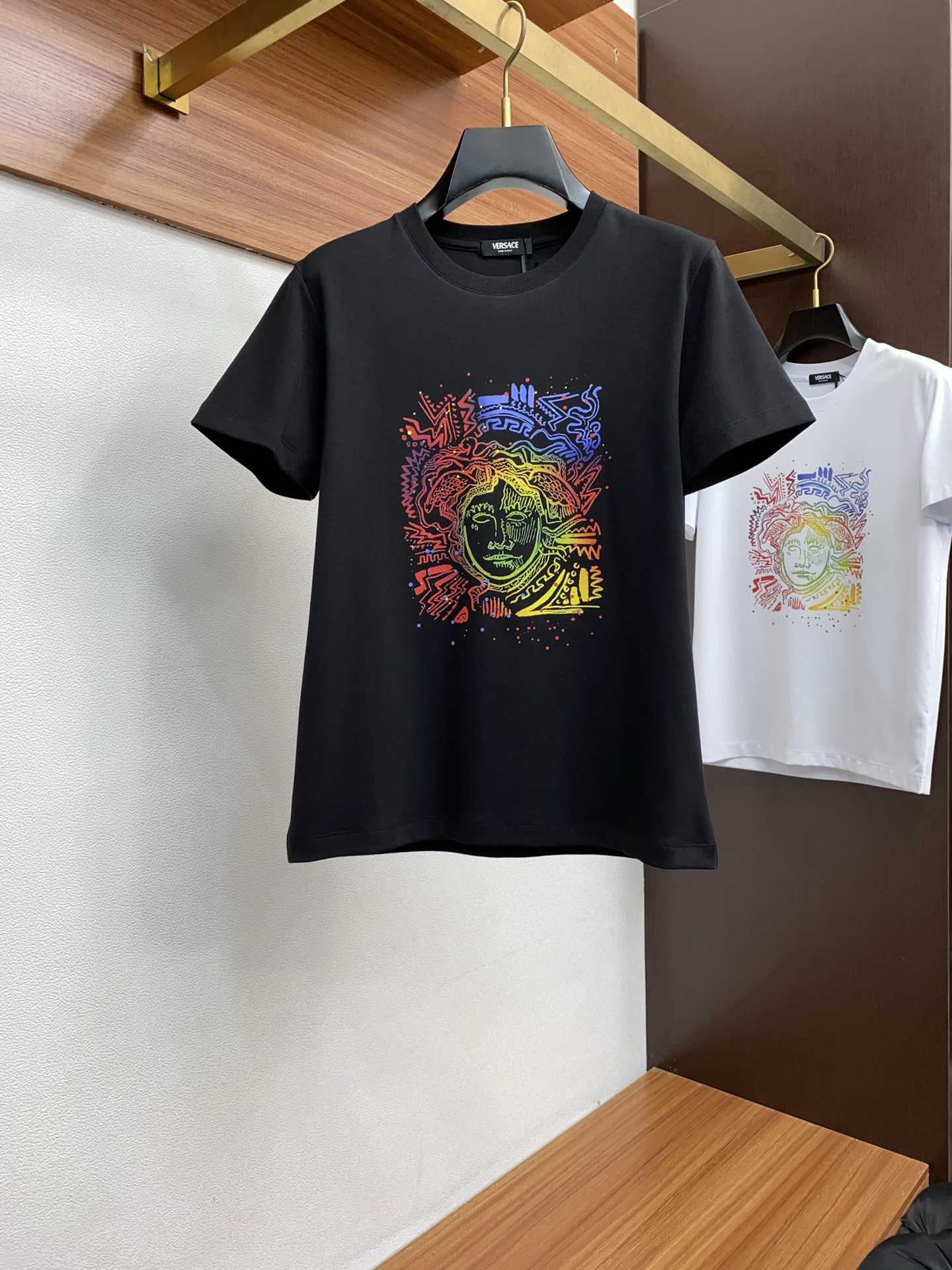 NO:438916,Versace 2025 spring and summer show top imported mercerized cotton fabric short sleeves slim fit style The counter model is fashionable and luxurious, the quality is unquestionable, the upper body effect is excellent, the same style on the luxury official website. Number of codes M-3xL, versace, T-shirt, alexander wang19860909范思哲 2025春夏秀款顶级进口丝光棉面料短袖 修身版型 专柜款时尚不失奢华 品质毋庸置疑 上身效果超赞,奢华官网同款 码数 M-3xL,,versace,T-shirt,alexander wang,Men's clothing