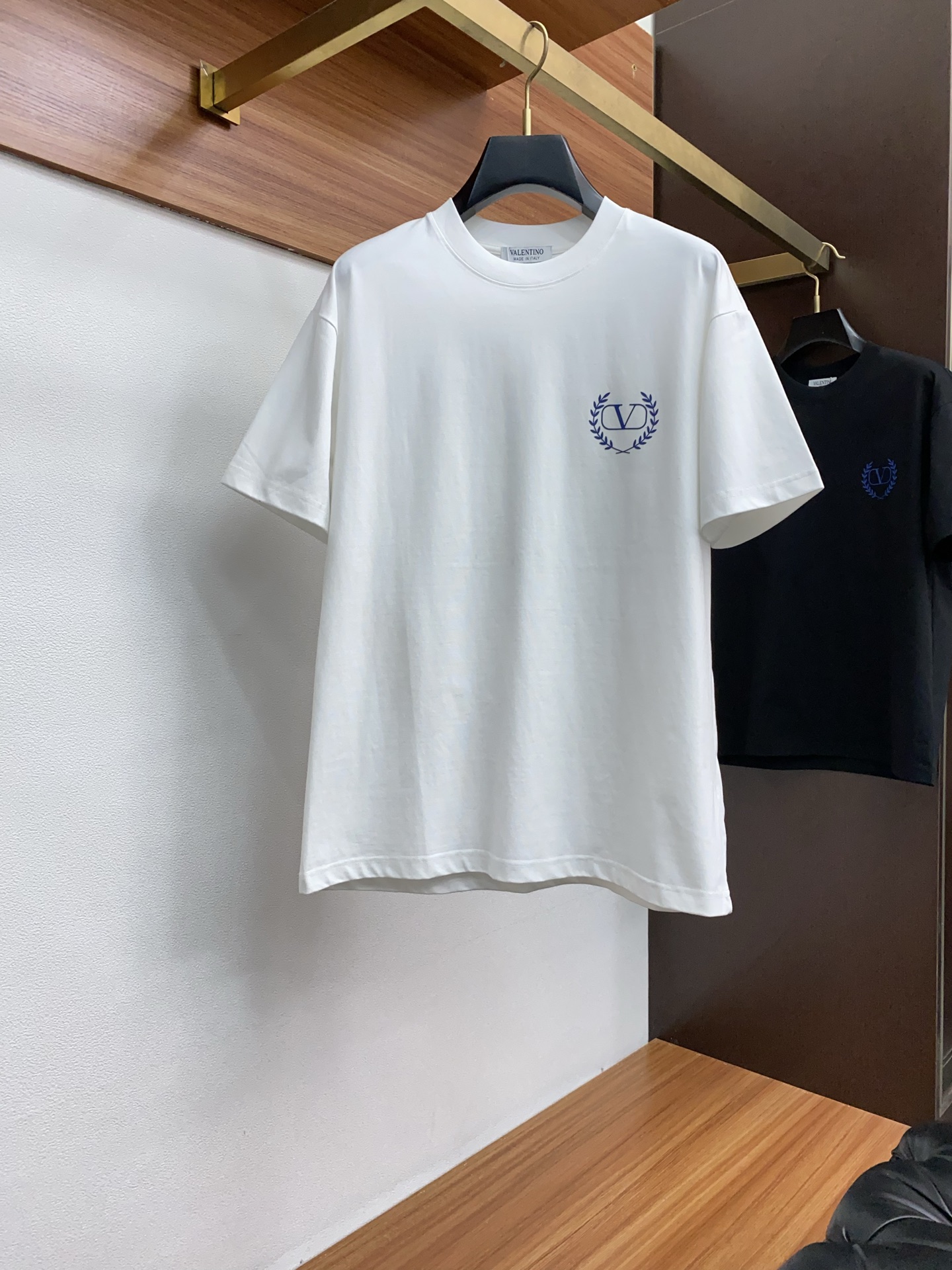 NO:444913,VT 25SS spring and summer new style pure cotton round neck short-sleeved men's basic pure white counter short-sleeved T-shirt!  Trading companies have sparse channels and are released on the official website at the same time!  Basic T-shirts are dedicated, this simple and yet stylish clothing has been favored by fashion experts and quality pursuers since its introduction!  Its fabric is customized by customer. This is a material that has been processed with special craftsmanship. It not only ensures the breathability and comfort of the clothes, but also allows you to feel the ultimate silky experience every time you touch it, as if the summer breeze blows across the skin, bringing endless coolness and comfort!  The designer cleverly incorporates classic badge embroidery elements at the hem, and each stitch and thread reveals the craftsman's exquisite skills and ultimate pursuit of details!  The basic but stylish straight round neck design not only retains the casualness of the T-shirt, but also uses three-dimensional cutting technology to make the clothes fit the body without being tight. Whether it is daily leisure or relaxed gatherings, it can be easily controlled, showing the wearer's confidence and style. Size S-3xL, T-shirt,tees, t-shirt,alexander wang19860909VT 25SS春夏新款 纯棉质圆领短袖 男士基础款纯白专柜短袖T恤衫！贸易公司渠道稀出,同步官网发售！基础T恤奉献,这款简约而不失格调的衣物,自问世以来便深受时尚达人与品质追求者的青睐！ 其面料采用了客供定制这是一种经过特殊工艺处理的材质,不仅确保了衣物的透气性与舒适度,更让每一次触摸都能感受到极致的丝滑体验,仿佛夏日微风轻拂过肌肤,带来无尽的清凉与惬意！在下摆处设计师巧妙融入了经典徽章刺绣元素,每一针每一线都透露着匠人的精湛技艺与对细节的极致追求！基础而又不失时尚感的直筒圆领设计,既保留了T恤的随性自在,又通过立体的裁剪工艺,使得衣物贴合身形却不紧绷,无论是日常休闲还是轻松聚会,都能轻松驾驭,展现穿着者的自信与风采 尺码S-3xL,,T-shirt,tees，t-shirt,alexander wang,Men's clothing