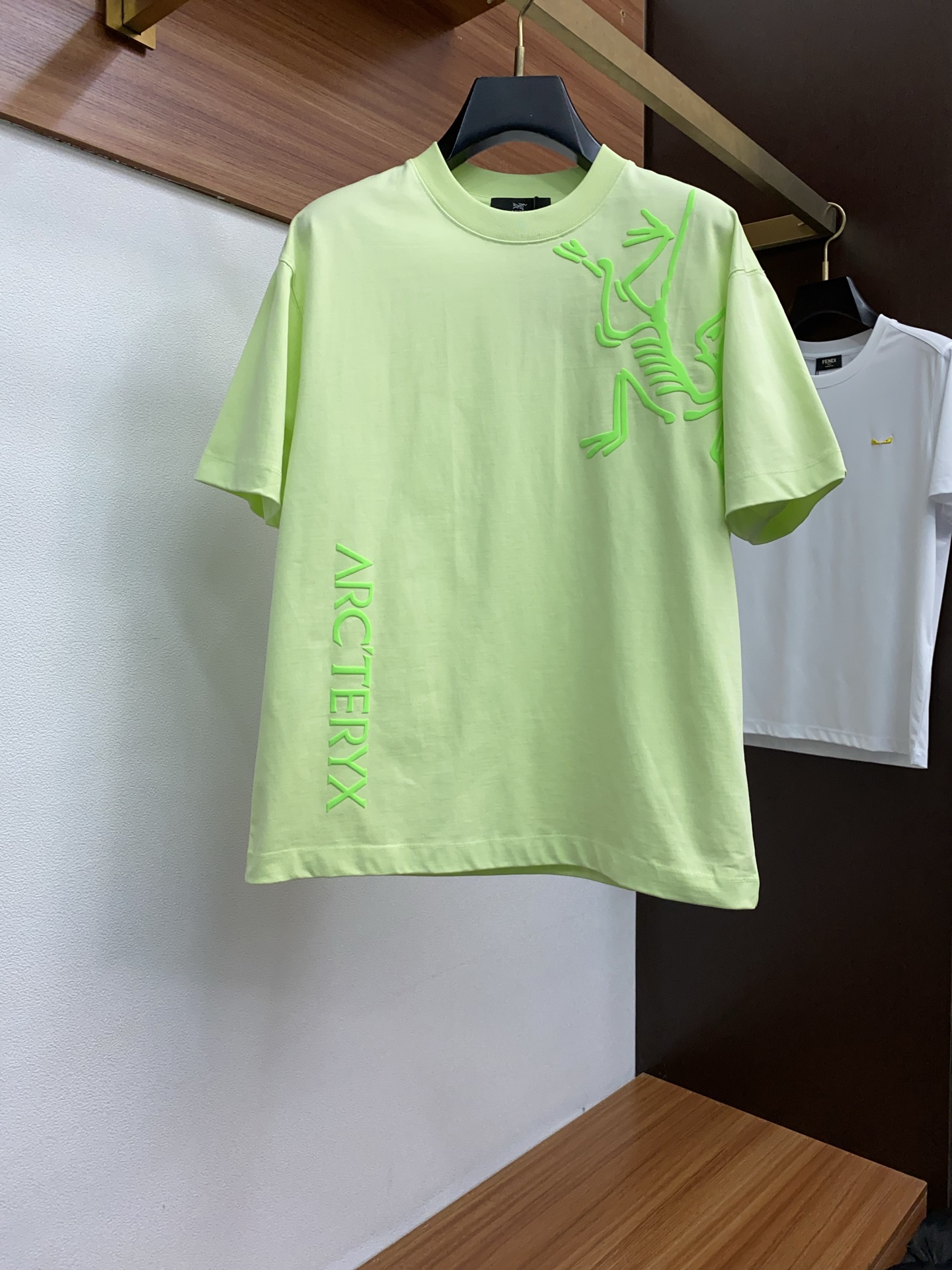 NO:442702,Archaeopteryx 25SS spring and summer new style, pure cotton round neck short-sleeved men's basic pure white counter short-sleeved T-shirt!  Trading companies have sparse channels and are released on the official website at the same time!  Basic T-shirts are dedicated, this simple and yet stylish clothing has been favored by fashion experts and quality pursuers since its introduction!  Its fabric is customized by customer. This is a material that has been processed with special craftsmanship. It not only ensures the breathability and comfort of the clothes, but also allows you to feel the ultimate silky experience every time you touch it, as if the summer breeze blows across the skin, bringing endless coolness and comfort!  The designer cleverly incorporates classic badge embroidery elements at the hem, and each stitch and thread reveals the craftsman's exquisite skills and ultimate pursuit of details!  The basic but stylish straight round neck design not only retains the casualness of the T-shirt, but also uses three-dimensional cutting technology to make the clothes fit the body without being tight. Whether it is daily leisure or relaxed gatherings, it can be easily controlled, showing the wearer's confidence and style. Size S-3xL, arc'teryx, T-shirt,tees, t-shirt,alexander wang19860909始祖鸟 25SS春夏新款 纯棉质圆领短袖 男士基础款纯白专柜短袖T恤衫！贸易公司渠道稀出,同步官网发售！基础T恤奉献,这款简约而不失格调的衣物,自问世以来便深受时尚达人与品质追求者的青睐！ 其面料采用了客供定制这是一种经过特殊工艺处理的材质,不仅确保了衣物的透气性与舒适度,更让每一次触摸都能感受到极致的丝滑体验,仿佛夏日微风轻拂过肌肤,带来无尽的清凉与惬意！在下摆处设计师巧妙融入了经典徽章刺绣元素,每一针每一线都透露着匠人的精湛技艺与对细节的极致追求！基础而又不失时尚感的直筒圆领设计,既保留了T恤的随性自在,又通过立体的裁剪工艺,使得衣物贴合身形却不紧绷,无论是日常休闲还是轻松聚会,都能轻松驾驭,展现穿着者的自信与风采 尺码S-3xL,arc'teryx,T-shirt,tees，t-shirt,alexander wang,Men's clothing