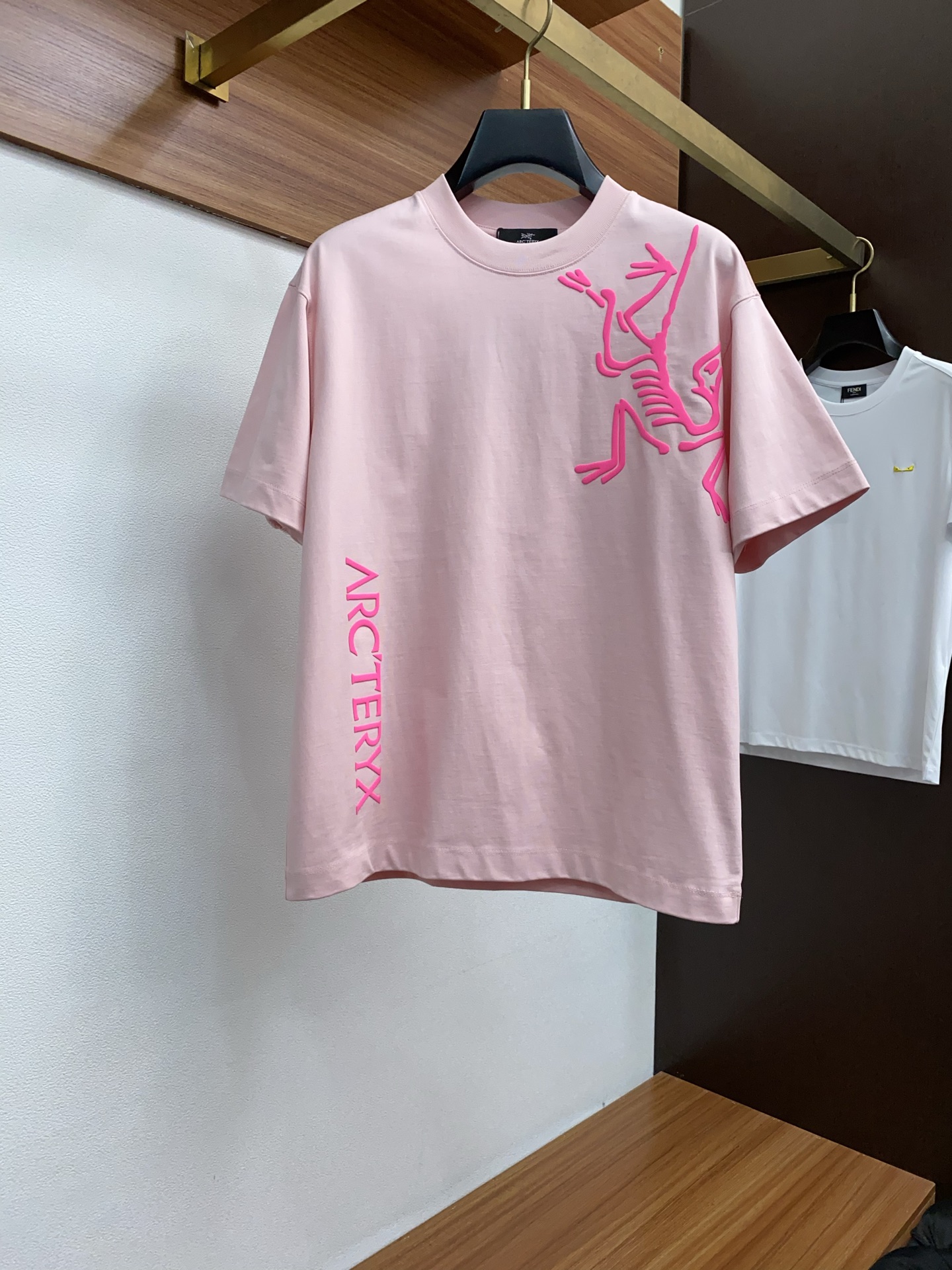 NO:448522,Archaeopteryx 25SS spring and summer new style, pure cotton round neck short-sleeved men's basic pure white counter short-sleeved T-shirt!  Trading companies have sparse channels and are released on the official website at the same time!  Basic T-shirts are dedicated, this simple and yet stylish clothing has been favored by fashion experts and quality pursuers since its introduction!  Its fabric is customized by customer. This is a material that has been processed with special craftsmanship. It not only ensures the breathability and comfort of the clothes, but also allows you to feel the ultimate silky experience every time you touch it, as if the summer breeze blows across the skin, bringing endless coolness and comfort!  The designer cleverly incorporates classic badge embroidery elements at the hem, and each stitch and thread reveals the craftsman's exquisite skills and ultimate pursuit of details!  The basic but stylish straight round neck design not only retains the casualness of the T-shirt, but also uses three-dimensional cutting technology to make the clothes fit the body without being tight. Whether it is daily leisure or relaxed gatherings, it can be easily controlled, showing the wearer's confidence and style. Size S-3xL, arc'teryx, T-shirt,tees, t-shirt,alexander wang19860909始祖鸟 25SS春夏新款 纯棉质圆领短袖 男士基础款纯白专柜短袖T恤衫！贸易公司渠道稀出,同步官网发售！基础T恤奉献,这款简约而不失格调的衣物,自问世以来便深受时尚达人与品质追求者的青睐！ 其面料采用了客供定制这是一种经过特殊工艺处理的材质,不仅确保了衣物的透气性与舒适度,更让每一次触摸都能感受到极致的丝滑体验,仿佛夏日微风轻拂过肌肤,带来无尽的清凉与惬意！在下摆处设计师巧妙融入了经典徽章刺绣元素,每一针每一线都透露着匠人的精湛技艺与对细节的极致追求！基础而又不失时尚感的直筒圆领设计,既保留了T恤的随性自在,又通过立体的裁剪工艺,使得衣物贴合身形却不紧绷,无论是日常休闲还是轻松聚会,都能轻松驾驭,展现穿着者的自信与风采 尺码S-3xL,arc'teryx,T-shirt,tees，t-shirt,alexander wang,Men's clothing