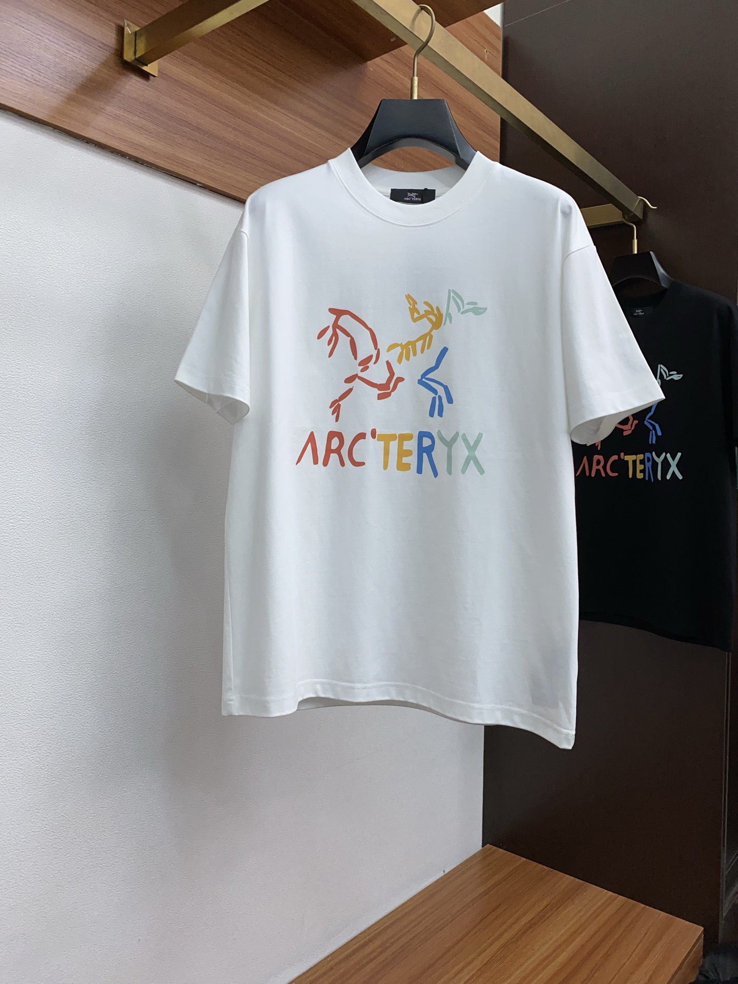 NO:444920,Archaeopteryx 25SS spring and summer new style, pure cotton round neck short-sleeved men's basic pure white counter short-sleeved T-shirt!  Trading companies have sparse channels and are released on the official website at the same time!  Basic T-shirts are dedicated, this simple and yet stylish clothing has been favored by fashion experts and quality pursuers since its introduction!  Its fabric is customized by customer. This is a material that has been processed with special craftsmanship. It not only ensures the breathability and comfort of the clothes, but also allows you to feel the ultimate silky experience every time you touch it, as if the summer breeze blows across the skin, bringing endless coolness and comfort!  The designer cleverly incorporates classic badge embroidery elements at the hem, and each stitch and thread reveals the craftsman's exquisite skills and ultimate pursuit of details!  The basic but stylish straight round neck design not only retains the casualness of the T-shirt, but also uses three-dimensional cutting technology to make the clothes fit the body without being tight. Whether it is daily leisure or relaxed gatherings, it can be easily controlled, showing the wearer's confidence and style. Size S-3xL, arc'teryx, T-shirt,tees, t-shirt,alexander wang19860909始祖鸟 25SS春夏新款 纯棉质圆领短袖 男士基础款纯白专柜短袖T恤衫！贸易公司渠道稀出,同步官网发售！基础T恤奉献,这款简约而不失格调的衣物,自问世以来便深受时尚达人与品质追求者的青睐！ 其面料采用了客供定制这是一种经过特殊工艺处理的材质,不仅确保了衣物的透气性与舒适度,更让每一次触摸都能感受到极致的丝滑体验,仿佛夏日微风轻拂过肌肤,带来无尽的清凉与惬意！在下摆处设计师巧妙融入了经典徽章刺绣元素,每一针每一线都透露着匠人的精湛技艺与对细节的极致追求！基础而又不失时尚感的直筒圆领设计,既保留了T恤的随性自在,又通过立体的裁剪工艺,使得衣物贴合身形却不紧绷,无论是日常休闲还是轻松聚会,都能轻松驾驭,展现穿着者的自信与风采 尺码S-3xL,arc'teryx,T-shirt,tees，t-shirt,alexander wang,Men's clothing