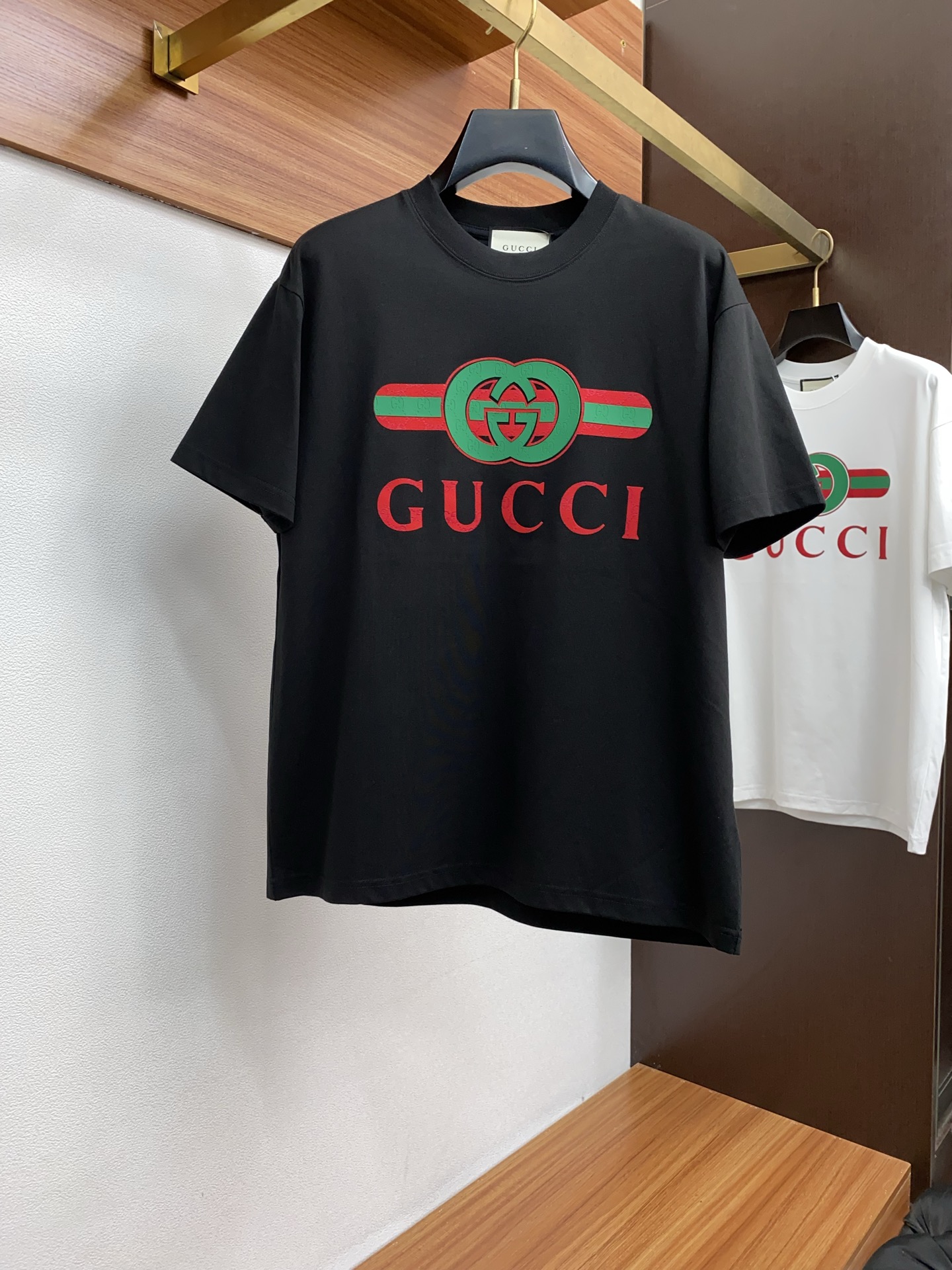 NO:444848,Guqi 25SS spring and summer new style, pure cotton round neck short-sleeved men's basic pure white counter short-sleeved T-shirt!  Trading companies have sparse channels and are released on the official website at the same time!  Basic T-shirts are dedicated, this simple and yet stylish clothing has been favored by fashion experts and quality pursuers since its introduction!  Its fabric is customized by customer. This is a material that has been processed with special craftsmanship. It not only ensures the breathability and comfort of the clothes, but also allows you to feel the ultimate silky experience every time you touch it, as if the summer breeze blows across the skin, bringing endless coolness and comfort!  The designer cleverly incorporates classic badge embroidery elements at the hem, and each stitch and thread reveals the craftsman's exquisite skills and ultimate pursuit of details!  The basic but stylish straight round neck design not only retains the casualness of the T-shirt, but also uses three-dimensional cutting technology to make the clothes fit the body without being tight. Whether it is daily leisure or relaxed gatherings, it can be easily controlled, showing the wearer's confidence and style. Size S-3xL, T-shirt,tees, t-shirt,alexander wang19860909古奇 25SS春夏新款 纯棉质圆领短袖 男士基础款纯白专柜短袖T恤衫！贸易公司渠道稀出,同步官网发售！基础T恤奉献,这款简约而不失格调的衣物,自问世以来便深受时尚达人与品质追求者的青睐！ 其面料采用了客供定制这是一种经过特殊工艺处理的材质,不仅确保了衣物的透气性与舒适度,更让每一次触摸都能感受到极致的丝滑体验,仿佛夏日微风轻拂过肌肤,带来无尽的清凉与惬意！在下摆处设计师巧妙融入了经典徽章刺绣元素,每一针每一线都透露着匠人的精湛技艺与对细节的极致追求！基础而又不失时尚感的直筒圆领设计,既保留了T恤的随性自在,又通过立体的裁剪工艺,使得衣物贴合身形却不紧绷,无论是日常休闲还是轻松聚会,都能轻松驾驭,展现穿着者的自信与风采 尺码S-3xL,,T-shirt,tees，t-shirt,alexander wang,Men's clothing