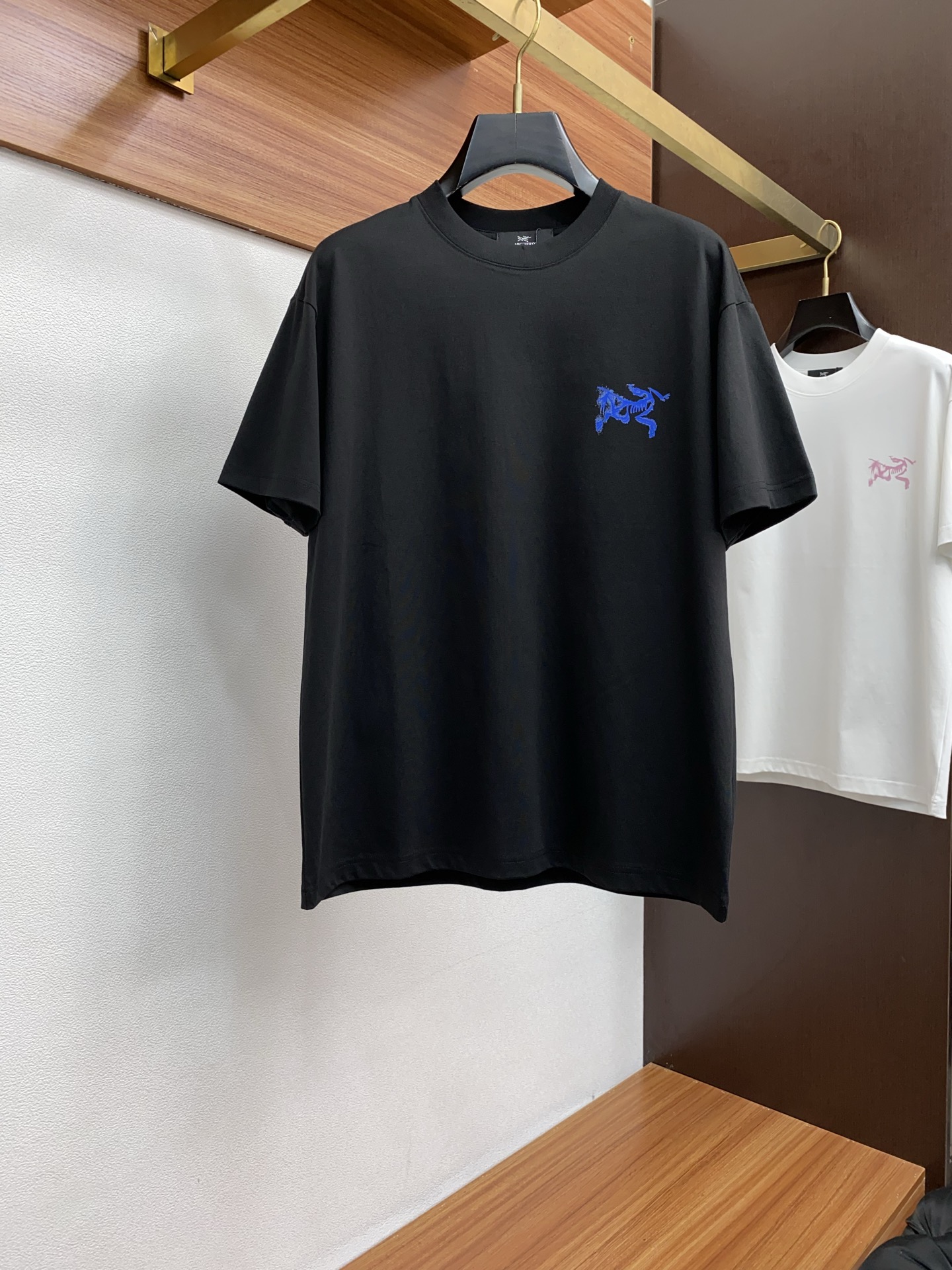 NO:442681,Archaeopteryx 25SS spring and summer new style, pure cotton round neck short-sleeved men's basic pure white counter short-sleeved T-shirt!  Trading companies have sparse channels and are released on the official website at the same time!  Basic T-shirts are dedicated, this simple and yet stylish clothing has been favored by fashion experts and quality pursuers since its introduction!  Its fabric is customized by customer. This is a material that has been processed with special craftsmanship. It not only ensures the breathability and comfort of the clothes, but also allows you to feel the ultimate silky experience every time you touch it, as if the summer breeze blows across the skin, bringing endless coolness and comfort!  The designer cleverly incorporates classic badge embroidery elements at the hem, and each stitch and thread reveals the craftsman's exquisite skills and ultimate pursuit of details!  The basic but stylish straight round neck design not only retains the casualness of the T-shirt, but also uses three-dimensional cutting technology to make the clothes fit the body without being tight. Whether it is daily leisure or relaxed gatherings, it can be easily controlled, showing the wearer's confidence and style. Size S-3xL, arc'teryx, T-shirt,tees, t-shirt,alexander wang19860909始祖鸟 25SS春夏新款 纯棉质圆领短袖 男士基础款纯白专柜短袖T恤衫！贸易公司渠道稀出,同步官网发售！基础T恤奉献,这款简约而不失格调的衣物,自问世以来便深受时尚达人与品质追求者的青睐！ 其面料采用了客供定制这是一种经过特殊工艺处理的材质,不仅确保了衣物的透气性与舒适度,更让每一次触摸都能感受到极致的丝滑体验,仿佛夏日微风轻拂过肌肤,带来无尽的清凉与惬意！在下摆处设计师巧妙融入了经典徽章刺绣元素,每一针每一线都透露着匠人的精湛技艺与对细节的极致追求！基础而又不失时尚感的直筒圆领设计,既保留了T恤的随性自在,又通过立体的裁剪工艺,使得衣物贴合身形却不紧绷,无论是日常休闲还是轻松聚会,都能轻松驾驭,展现穿着者的自信与风采 尺码S-3xL,arc'teryx,T-shirt,tees，t-shirt,alexander wang,Men's clothing