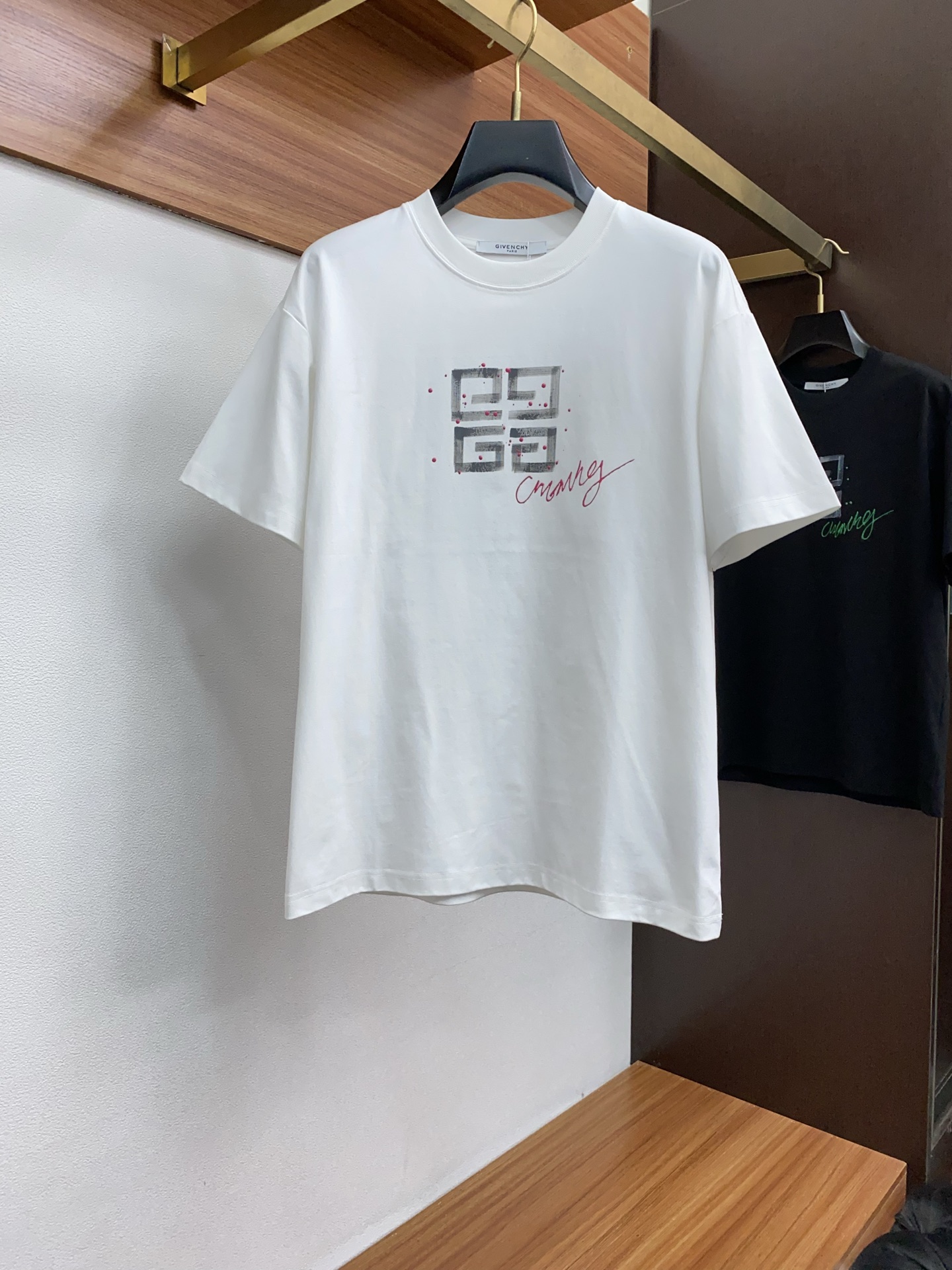 NO:442710,Givenchy 25SS spring and summer new style, pure cotton round neck short-sleeved men's basic pure white counter short-sleeved T-shirt!  Trading companies have sparse channels and are released on the official website at the same time!  Basic T-shirts are dedicated, this simple and yet stylish clothing has been favored by fashion experts and quality pursuers since its introduction!  Its fabric is customized by customer. This is a material that has been processed with special craftsmanship. It not only ensures the breathability and comfort of the clothes, but also allows you to feel the ultimate silky experience every time you touch it, as if the summer breeze blows across the skin, bringing endless coolness and comfort!  The designer cleverly incorporates classic badge embroidery elements at the hem, and each stitch and thread reveals the craftsman's exquisite skills and ultimate pursuit of details!  The basic but stylish straight round neck design not only retains the casualness of the T-shirt, but also uses three-dimensional cutting technology to make the clothes fit the body without being tight. Whether it is daily leisure or relaxed gatherings, it can be easily controlled, showing the wearer's confidence and style. Size S-3xL, given, T-shirt, tees, t-shirt, alexander wang19860909纪梵希 25SS春夏新款 纯棉质圆领短袖 男士基础款纯白专柜短袖T恤衫！贸易公司渠道稀出,同步官网发售！基础T恤奉献,这款简约而不失格调的衣物,自问世以来便深受时尚达人与品质追求者的青睐！ 其面料采用了客供定制这是一种经过特殊工艺处理的材质,不仅确保了衣物的透气性与舒适度,更让每一次触摸都能感受到极致的丝滑体验,仿佛夏日微风轻拂过肌肤,带来无尽的清凉与惬意！在下摆处设计师巧妙融入了经典徽章刺绣元素,每一针每一线都透露着匠人的精湛技艺与对细节的极致追求！基础而又不失时尚感的直筒圆领设计,既保留了T恤的随性自在,又通过立体的裁剪工艺,使得衣物贴合身形却不紧绷,无论是日常休闲还是轻松聚会,都能轻松驾驭,展现穿着者的自信与风采 尺码S-3xL,,givenchy,T-shirt,tees，t-shirt,alexander wang,Men's clothing