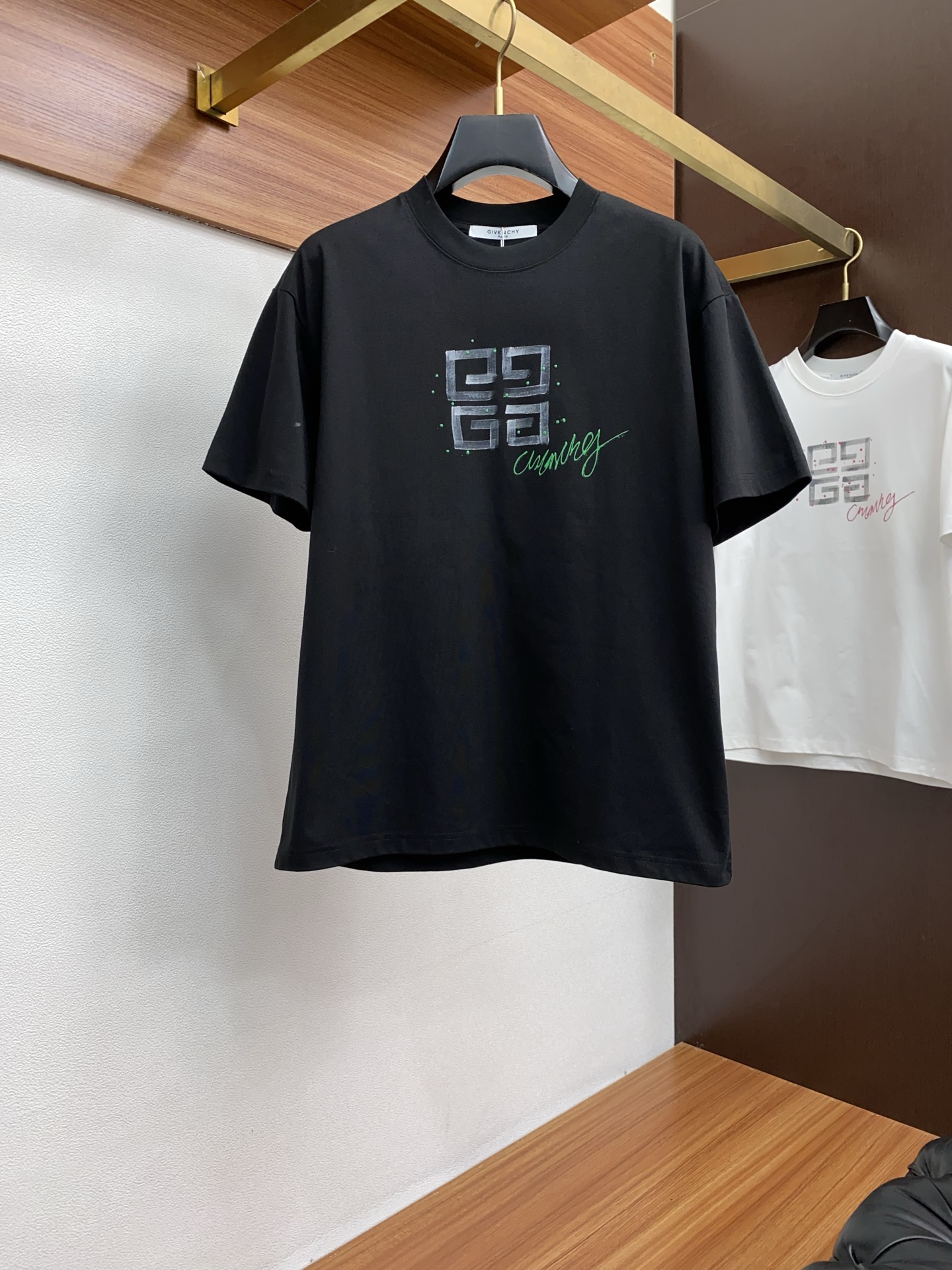 NO:448514,Givenchy 25SS spring and summer new style, pure cotton round neck short-sleeved men's basic pure white counter short-sleeved T-shirt!  Trading companies have sparse channels and are released on the official website at the same time!  Basic T-shirts are dedicated, this simple and yet stylish clothing has been favored by fashion experts and quality pursuers since its introduction!  Its fabric is customized by customer. This is a material that has been processed with special craftsmanship. It not only ensures the breathability and comfort of the clothes, but also allows you to feel the ultimate silky experience every time you touch it, as if the summer breeze blows across the skin, bringing endless coolness and comfort!  The designer cleverly incorporates classic badge embroidery elements at the hem, and each stitch and thread reveals the craftsman's exquisite skills and ultimate pursuit of details!  The basic but stylish straight round neck design not only retains the casualness of the T-shirt, but also uses three-dimensional cutting technology to make the clothes fit the body without being tight. Whether it is daily leisure or relaxed gatherings, it can be easily controlled, showing the wearer's confidence and style. Size S-3xL, given, T-shirt, tees, t-shirt, alexander wang19860909纪梵希 25SS春夏新款 纯棉质圆领短袖 男士基础款纯白专柜短袖T恤衫！贸易公司渠道稀出,同步官网发售！基础T恤奉献,这款简约而不失格调的衣物,自问世以来便深受时尚达人与品质追求者的青睐！ 其面料采用了客供定制这是一种经过特殊工艺处理的材质,不仅确保了衣物的透气性与舒适度,更让每一次触摸都能感受到极致的丝滑体验,仿佛夏日微风轻拂过肌肤,带来无尽的清凉与惬意！在下摆处设计师巧妙融入了经典徽章刺绣元素,每一针每一线都透露着匠人的精湛技艺与对细节的极致追求！基础而又不失时尚感的直筒圆领设计,既保留了T恤的随性自在,又通过立体的裁剪工艺,使得衣物贴合身形却不紧绷,无论是日常休闲还是轻松聚会,都能轻松驾驭,展现穿着者的自信与风采 尺码S-3xL,,givenchy,T-shirt,tees，t-shirt,alexander wang,Men's clothing