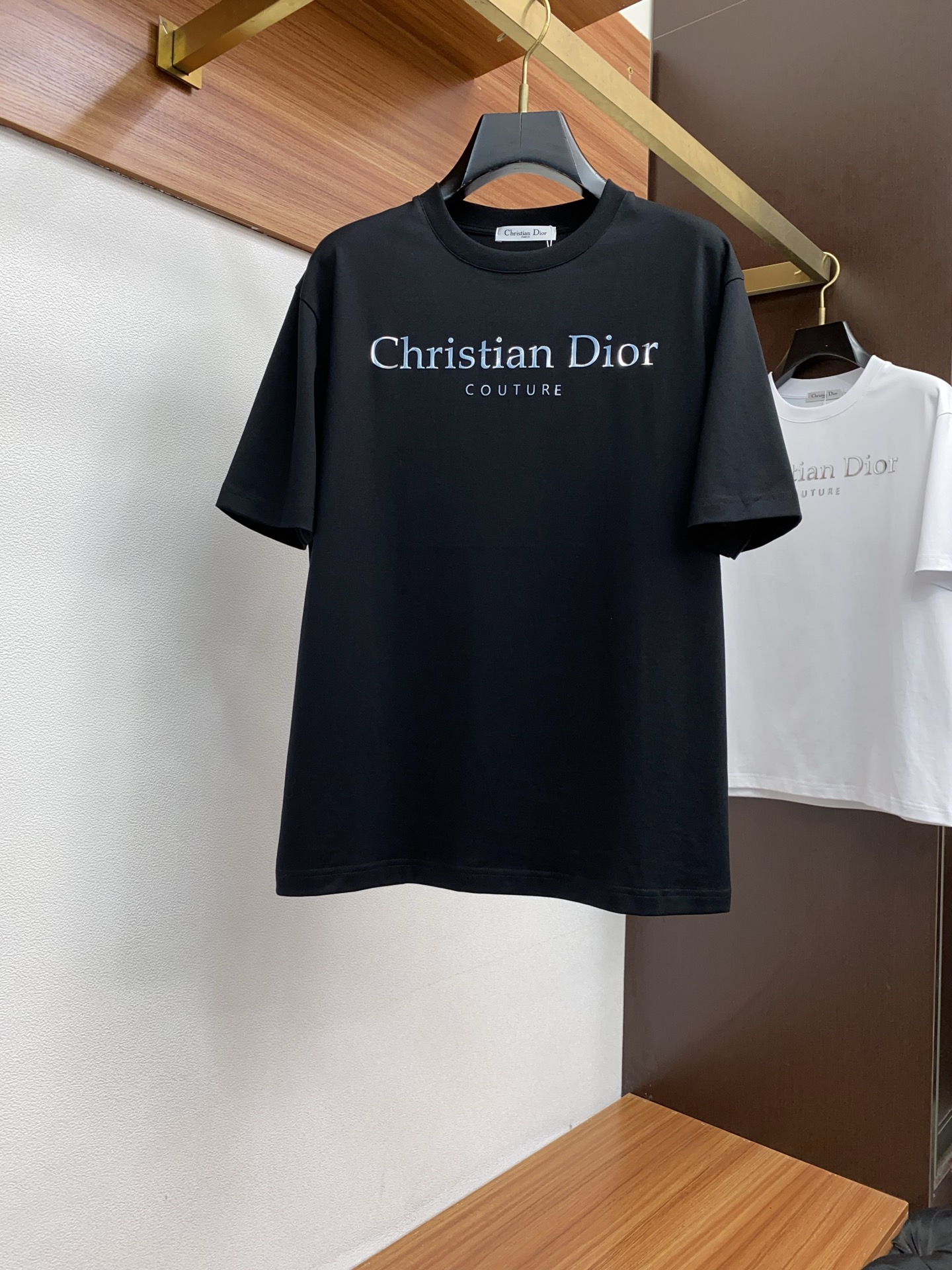 NO:442687,Dior 25SS spring and summer new style pure cotton round neck short-sleeved men's basic pure white counter short-sleeved T-shirt!  Trading companies have sparse channels and are released on the official website at the same time!  Basic T-shirts are dedicated, this simple and yet stylish clothing has been favored by fashion experts and quality pursuers since its introduction!  Its fabric is customized by customer. This is a material that has been processed with special craftsmanship. It not only ensures the breathability and comfort of the clothes, but also allows you to feel the ultimate silky experience every time you touch it, as if the summer breeze blows across the skin, bringing endless coolness and comfort!  The designer cleverly incorporates classic badge embroidery elements at the hem, and each stitch and thread reveals the craftsman's exquisite skills and ultimate pursuit of details!  The basic but stylish straight round neck design not only retains the casualness of the T-shirt, but also uses three-dimensional cutting technology to make the clothes fit the body without being tight. Whether it is daily leisure or relaxed gatherings, it can be easily controlled, showing the wearer's confidence and style. Size M-3xL,,dior,T-shirt,tees,t-shirt,alexander wang19860909迪奥 25SS春夏新款 纯棉质圆领短袖 男士基础款纯白专柜短袖T恤衫！贸易公司渠道稀出,同步官网发售！基础T恤奉献,这款简约而不失格调的衣物,自问世以来便深受时尚达人与品质追求者的青睐！ 其面料采用了客供定制这是一种经过特殊工艺处理的材质,不仅确保了衣物的透气性与舒适度,更让每一次触摸都能感受到极致的丝滑体验,仿佛夏日微风轻拂过肌肤,带来无尽的清凉与惬意！在下摆处设计师巧妙融入了经典徽章刺绣元素,每一针每一线都透露着匠人的精湛技艺与对细节的极致追求！基础而又不失时尚感的直筒圆领设计,既保留了T恤的随性自在,又通过立体的裁剪工艺,使得衣物贴合身形却不紧绷,无论是日常休闲还是轻松聚会,都能轻松驾驭,展现穿着者的自信与风采 尺码M-3xL,,dior,T-shirt,tees，t-shirt,alexander wang,Men's clothing