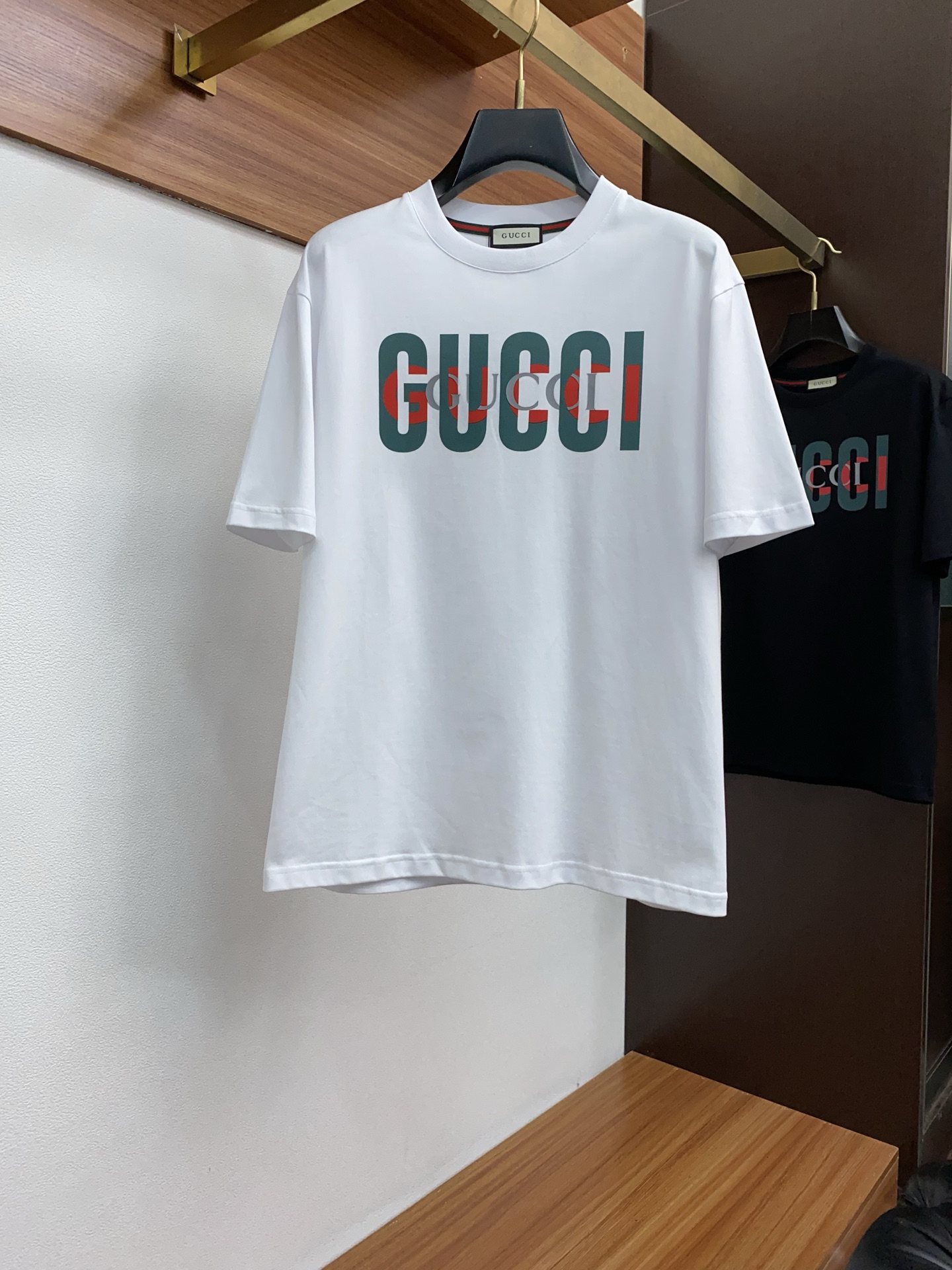 NO:448549,Guqi 25SS spring and summer new style, pure cotton round neck short-sleeved men's basic pure white counter short-sleeved T-shirt!  Trading companies have sparse channels and are released on the official website at the same time!  Basic T-shirts are dedicated, this simple and yet stylish clothing has been favored by fashion experts and quality pursuers since its introduction!  Its fabric is customized by customer. This is a material that has been processed with special craftsmanship. It not only ensures the breathability and comfort of the clothes, but also allows you to feel the ultimate silky experience every time you touch it, as if the summer breeze blows across the skin, bringing endless coolness and comfort!  The designer cleverly incorporates classic badge embroidery elements at the hem, and each stitch and thread reveals the craftsman's exquisite skills and ultimate pursuit of details!  The basic but stylish straight round neck design not only retains the casualness of the T-shirt, but also uses three-dimensional cutting technology to make the clothes fit the body without being tight. Whether it is daily leisure or relaxed gatherings, it can be easily controlled, showing the wearer's confidence and style Size M-3xL, T-shirt,tees, t-shirt,alexander wang19860909古奇 25SS春夏新款 纯棉质圆领短袖 男士基础款纯白专柜短袖T恤衫！贸易公司渠道稀出,同步官网发售！基础T恤奉献,这款简约而不失格调的衣物,自问世以来便深受时尚达人与品质追求者的青睐！ 其面料采用了客供定制这是一种经过特殊工艺处理的材质,不仅确保了衣物的透气性与舒适度,更让每一次触摸都能感受到极致的丝滑体验,仿佛夏日微风轻拂过肌肤,带来无尽的清凉与惬意！在下摆处设计师巧妙融入了经典徽章刺绣元素,每一针每一线都透露着匠人的精湛技艺与对细节的极致追求！基础而又不失时尚感的直筒圆领设计,既保留了T恤的随性自在,又通过立体的裁剪工艺,使得衣物贴合身形却不紧绷,无论是日常休闲还是轻松聚会,都能轻松驾驭,展现穿着者的自信与风采 尺码M-3xL,,T-shirt,tees，t-shirt,alexander wang,Men's clothing