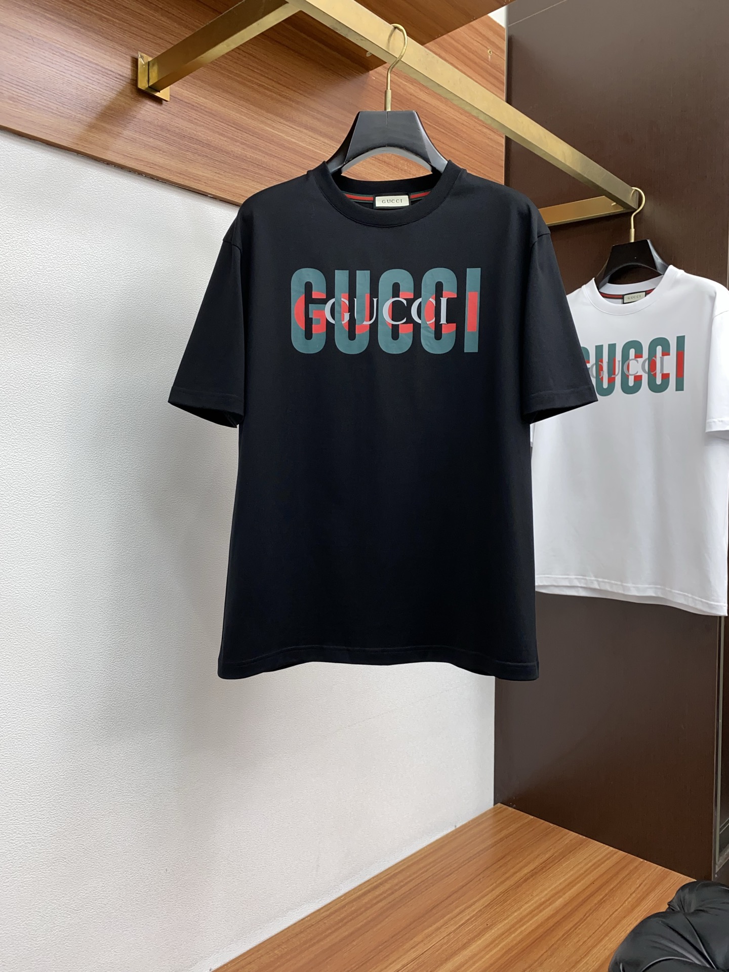 NO:442692,Guqi 25SS spring and summer new style, pure cotton round neck short-sleeved men's basic pure white counter short-sleeved T-shirt!  Trading companies have sparse channels and are released on the official website at the same time!  Basic T-shirts are dedicated, this simple and yet stylish clothing has been favored by fashion experts and quality pursuers since its introduction!  Its fabric is customized by customer. This is a material that has been processed with special craftsmanship. It not only ensures the breathability and comfort of the clothes, but also allows you to feel the ultimate silky experience every time you touch it, as if the summer breeze blows across the skin, bringing endless coolness and comfort!  The designer cleverly incorporates classic badge embroidery elements at the hem, and each stitch and thread reveals the craftsman's exquisite skills and ultimate pursuit of details!  The basic but stylish straight round neck design not only retains the casualness of the T-shirt, but also uses three-dimensional cutting technology to make the clothes fit the body without being tight. Whether it is daily leisure or relaxed gatherings, it can be easily controlled, showing the wearer's confidence and style Size M-3xL, T-shirt,tees, t-shirt,alexander wang19860909古奇 25SS春夏新款 纯棉质圆领短袖 男士基础款纯白专柜短袖T恤衫！贸易公司渠道稀出,同步官网发售！基础T恤奉献,这款简约而不失格调的衣物,自问世以来便深受时尚达人与品质追求者的青睐！ 其面料采用了客供定制这是一种经过特殊工艺处理的材质,不仅确保了衣物的透气性与舒适度,更让每一次触摸都能感受到极致的丝滑体验,仿佛夏日微风轻拂过肌肤,带来无尽的清凉与惬意！在下摆处设计师巧妙融入了经典徽章刺绣元素,每一针每一线都透露着匠人的精湛技艺与对细节的极致追求！基础而又不失时尚感的直筒圆领设计,既保留了T恤的随性自在,又通过立体的裁剪工艺,使得衣物贴合身形却不紧绷,无论是日常休闲还是轻松聚会,都能轻松驾驭,展现穿着者的自信与风采 尺码M-3xL,,T-shirt,tees，t-shirt,alexander wang,Men's clothing