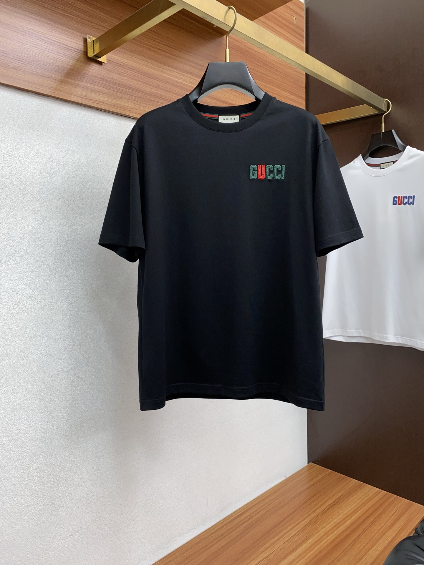 NO:448506,Guqi 25SS spring and summer new style, pure cotton round neck short-sleeved men's basic pure white counter short-sleeved T-shirt!  Trading companies have sparse channels and are released on the official website at the same time!  Basic T-shirts are dedicated, this simple and yet stylish clothing has been favored by fashion experts and quality pursuers since its introduction!  Its fabric is customized by customer. This is a material that has been processed with special craftsmanship. It not only ensures the breathability and comfort of the clothes, but also allows you to feel the ultimate silky experience every time you touch it, as if the summer breeze blows across the skin, bringing endless coolness and comfort!  The designer cleverly incorporates classic badge embroidery elements at the hem, and each stitch and thread reveals the craftsman's exquisite skills and ultimate pursuit of details!  The basic but stylish straight round neck design not only retains the casualness of the T-shirt, but also uses three-dimensional cutting technology to make the clothes fit the body without being tight. Whether it is daily leisure or relaxed gatherings, it can be easily controlled, showing the wearer's confidence and style Size M-3xL, T-shirt,tees, t-shirt,alexander wang19860909古奇 25SS春夏新款 纯棉质圆领短袖 男士基础款纯白专柜短袖T恤衫！贸易公司渠道稀出,同步官网发售！基础T恤奉献,这款简约而不失格调的衣物,自问世以来便深受时尚达人与品质追求者的青睐！ 其面料采用了客供定制这是一种经过特殊工艺处理的材质,不仅确保了衣物的透气性与舒适度,更让每一次触摸都能感受到极致的丝滑体验,仿佛夏日微风轻拂过肌肤,带来无尽的清凉与惬意！在下摆处设计师巧妙融入了经典徽章刺绣元素,每一针每一线都透露着匠人的精湛技艺与对细节的极致追求！基础而又不失时尚感的直筒圆领设计,既保留了T恤的随性自在,又通过立体的裁剪工艺,使得衣物贴合身形却不紧绷,无论是日常休闲还是轻松聚会,都能轻松驾驭,展现穿着者的自信与风采 尺码M-3xL,,T-shirt,tees，t-shirt,alexander wang,Men's clothing