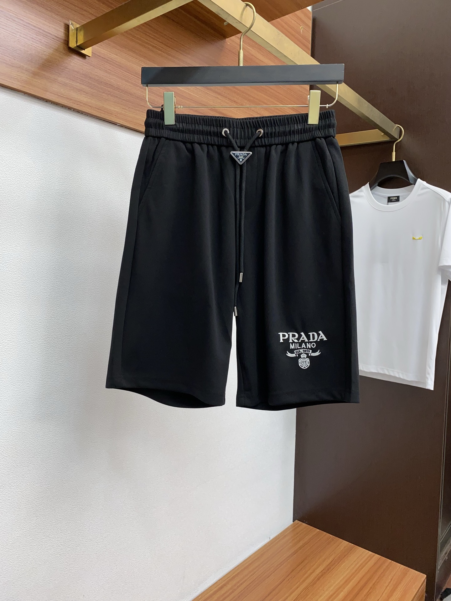 NO:444921,Prada 2025 spring and summer new style, the latest casual shorts. The original pants are casual and versatile, casual and lazy, high-end custom fabrics, customized craftsmanship, and comfortable. High-end and atmospheric, does the summer taste have? First choice.M-3xL,,prada, shorts,alexander wang19860909普拉达 2025春夏季新款,最新休闲短裤.原版裤型上身休闲百搭、随性慵懒范,高级定制面料,订制工艺 舒适感爆棚.高端大气,夏天的味道有没有,首选 .M-3xL,,prada,shorts,alexander wang,Men's clothing