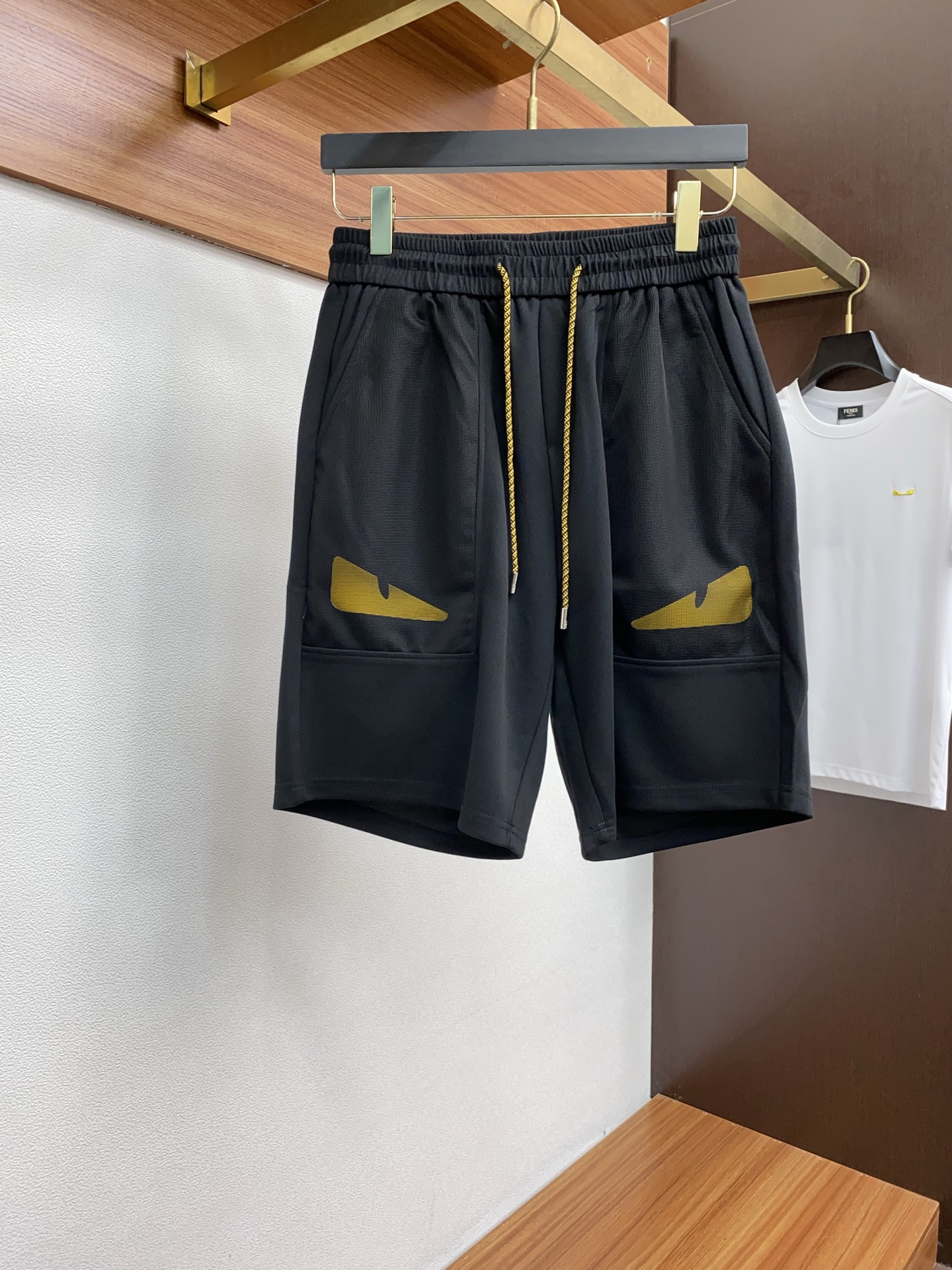 NO:442722,Fendi 2025 spring and summer new style, the latest casual shorts. The original pants are casual and versatile, casual and lazy, high-end custom fabrics, customized craftsmanship, and comfortable. High-end and atmospheric, does the summer taste have? First choice.M-3xL,,fendi, shorts, alexander wang19860909芬迪 2025春夏季新款,最新休闲短裤.原版裤型上身休闲百搭、随性慵懒范,高级定制面料,订制工艺 舒适感爆棚.高端大气,夏天的味道有没有,首选 .M-3xL,,fendi,shorts,alexander wang,Men's clothing