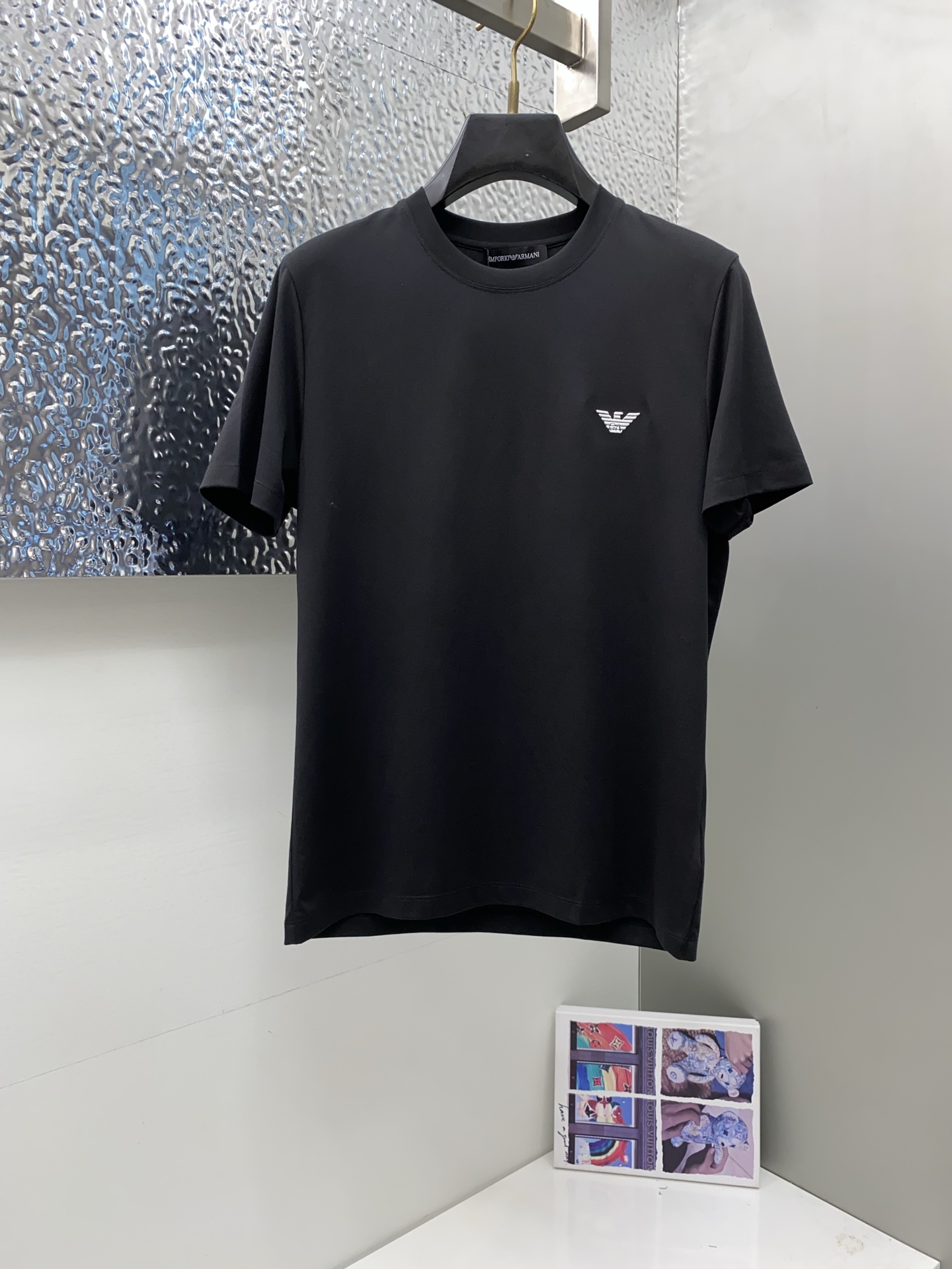 NO:481045,Armani's new spring and summer new model in the first counter with the latest round neck short sleeves, high-end customization, avant-garde and fashionable design!  Brand logo heavy craft design, high-end customized 100 double-sided mercerated cotton fabric, soft feel, comfortable to wear, exquisite counter-level car line, fine workmanship, invincible and handsome upper body effect!  A must-have item for handsome men!  Code number M-3xL, Armani, T-shirt, alexander wang19860909阿玛尼 2025春夏新款首发专柜最新款圆领短袖 高端订制 设计前卫时尚！品牌logo重工艺设计 高端定制100支双面丝光棉面料.手感柔软.穿着舒适.专柜级别精致车线.做工精细.上身效果无敌帅气！型男必备单品！码数M-3xL,,armani,T-shirt,alexander wang,Men's clothing