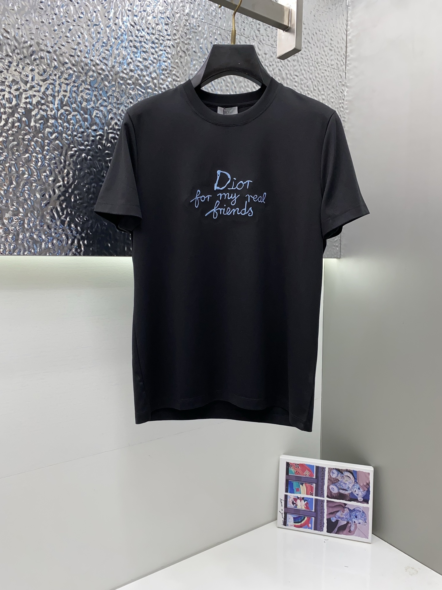 NO:481037,Dior 2025 spring and summer new model first launch counter latest round neck short sleeves, high-end customization, avant-garde and fashionable design!  Brand logo heavy craft design, high-end customized 100 double-sided mercerated cotton fabric, soft feel, comfortable to wear, exquisite counter-level car line, fine workmanship, invincible and handsome upper body effect!  A must-have item for handsome men!  Code number M-3xL, dior, T-shirt, alexander wang19860909迪奥 2025春夏新款首发专柜最新款圆领短袖 高端订制 设计前卫时尚！品牌logo重工艺设计 高端定制100支双面丝光棉面料.手感柔软.穿着舒适.专柜级别精致车线.做工精细.上身效果无敌帅气！型男必备单品！码数M-3xL,,dior,T-shirt,alexander wang,Men's clothing