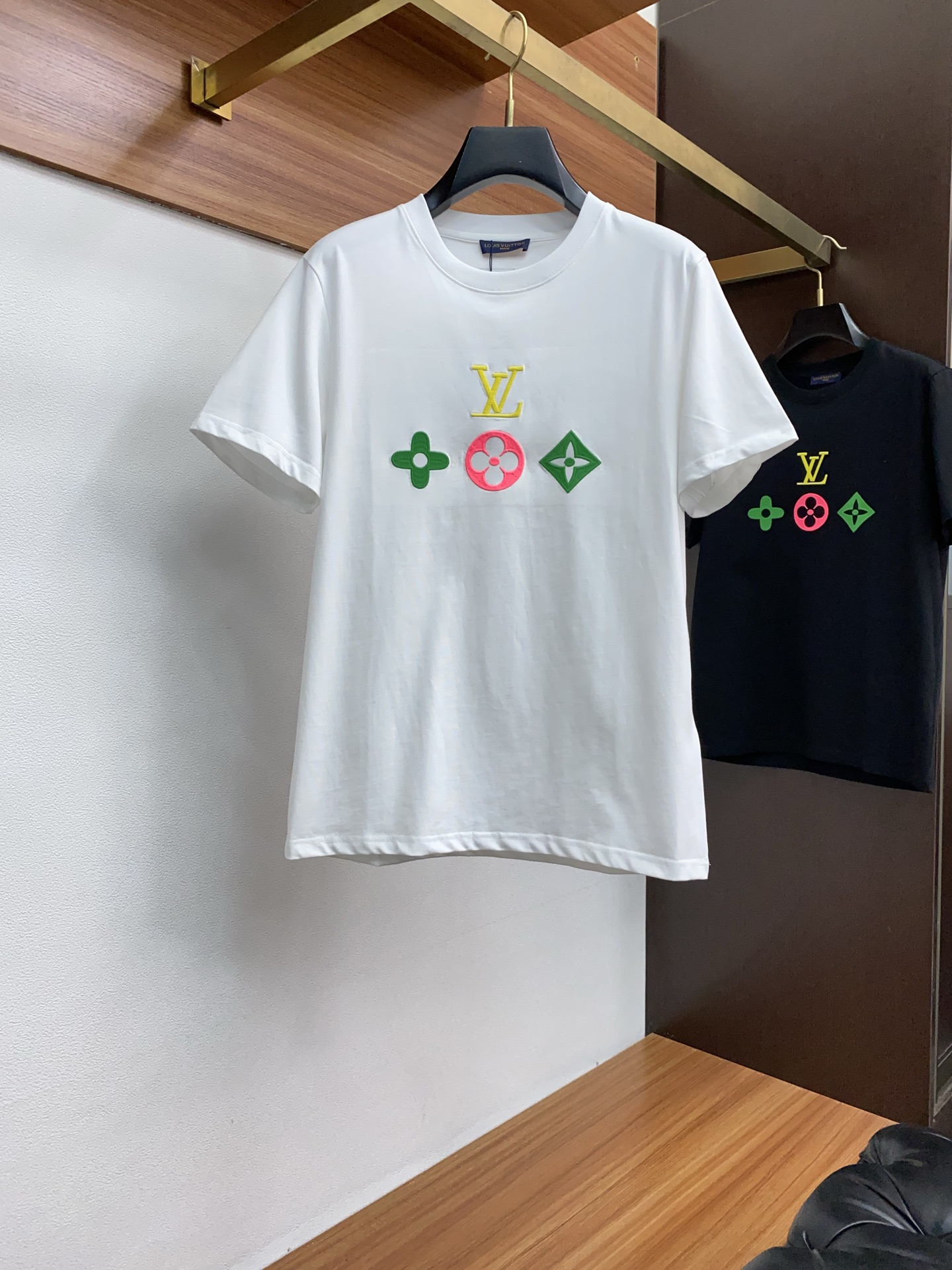 NO:442717,1v Louis Vuitton ss new craft logo pure cotton wide version round neck men's short-sleeved T-shirt, the new season and new launch series cleverly integrates the logo into the design, shaping a series of sports style items full of retro style. On this versatile T-shirt, a pattern with a hint of nostalgic meaning is presented in the body in a low-key manner, and the cuffs are piping. The specific original version is preferred to develop double-strand cotton plain fabric, with wide upper body and comfortable, and the outside and the inside are casually matched s-2xL,,louis vuitton, T-shirt,tees, t-shirt,alexander wang198609091v 路易威登 ss新工艺logo纯棉质阔版圆领男士短袖T恤,新季新推系列将标识巧妙融入设计,塑就一系列充满复古风情的运动风单品.在这款百搭T恤上,带着一丝怀旧意蕴的图案低调呈现于衣身,袖口滚边相得益彰.优选特定原版开发双股精棉平纹面料,上身挺阔舒适度佳,外穿内搭随意搭配 s-2xL,,louis vuitton,T-shirt,tees，t-shirt,alexander wang,Men's clothing