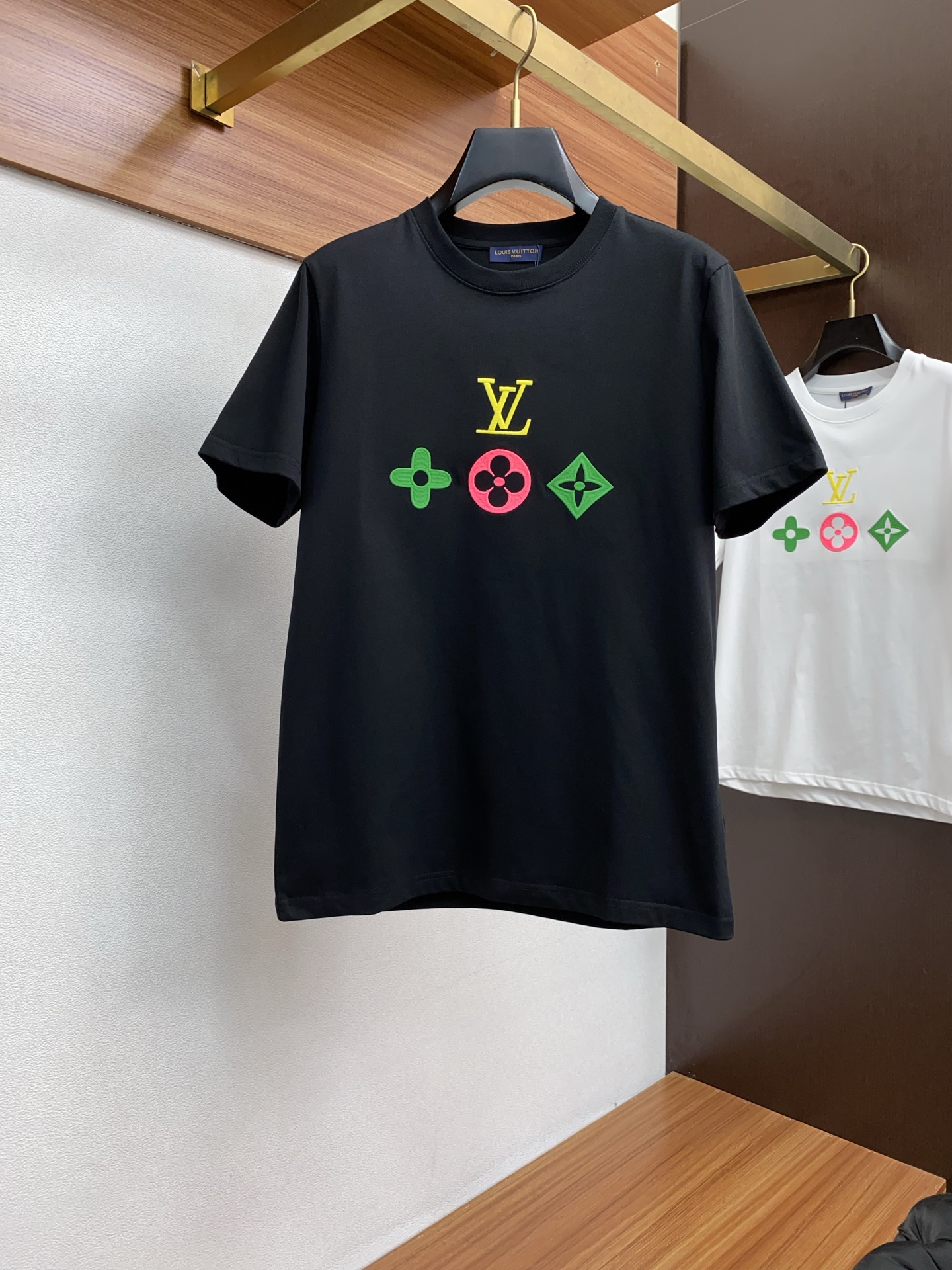 NO:442724,1v Louis Vuitton ss new craft logo pure cotton wide version round neck men's short-sleeved T-shirt, the new season and new launch series cleverly integrates the logo into the design, shaping a series of sports style items full of retro style. On this versatile T-shirt, a pattern with a hint of nostalgic meaning is presented in the body in a low-key manner, and the cuffs are piping. The specific original version is preferred to develop double-strand cotton plain fabric, with wide upper body and comfortable, and the outside and the inside are casually matched s-2xL,,louis vuitton, T-shirt,tees, t-shirt,alexander wang198609091v路易威登 ss新工艺logo纯棉质阔版圆领男士短袖T恤,新季新推系列将标识巧妙融入设计,塑就一系列充满复古风情的运动风单品.在这款百搭T恤上,带着一丝怀旧意蕴的图案低调呈现于衣身,袖口滚边相得益彰.优选特定原版开发双股精棉平纹面料,上身挺阔舒适度佳,外穿内搭随意搭配 s-2xL,,louis vuitton,T-shirt,tees，t-shirt,alexander wang,Men's clothing