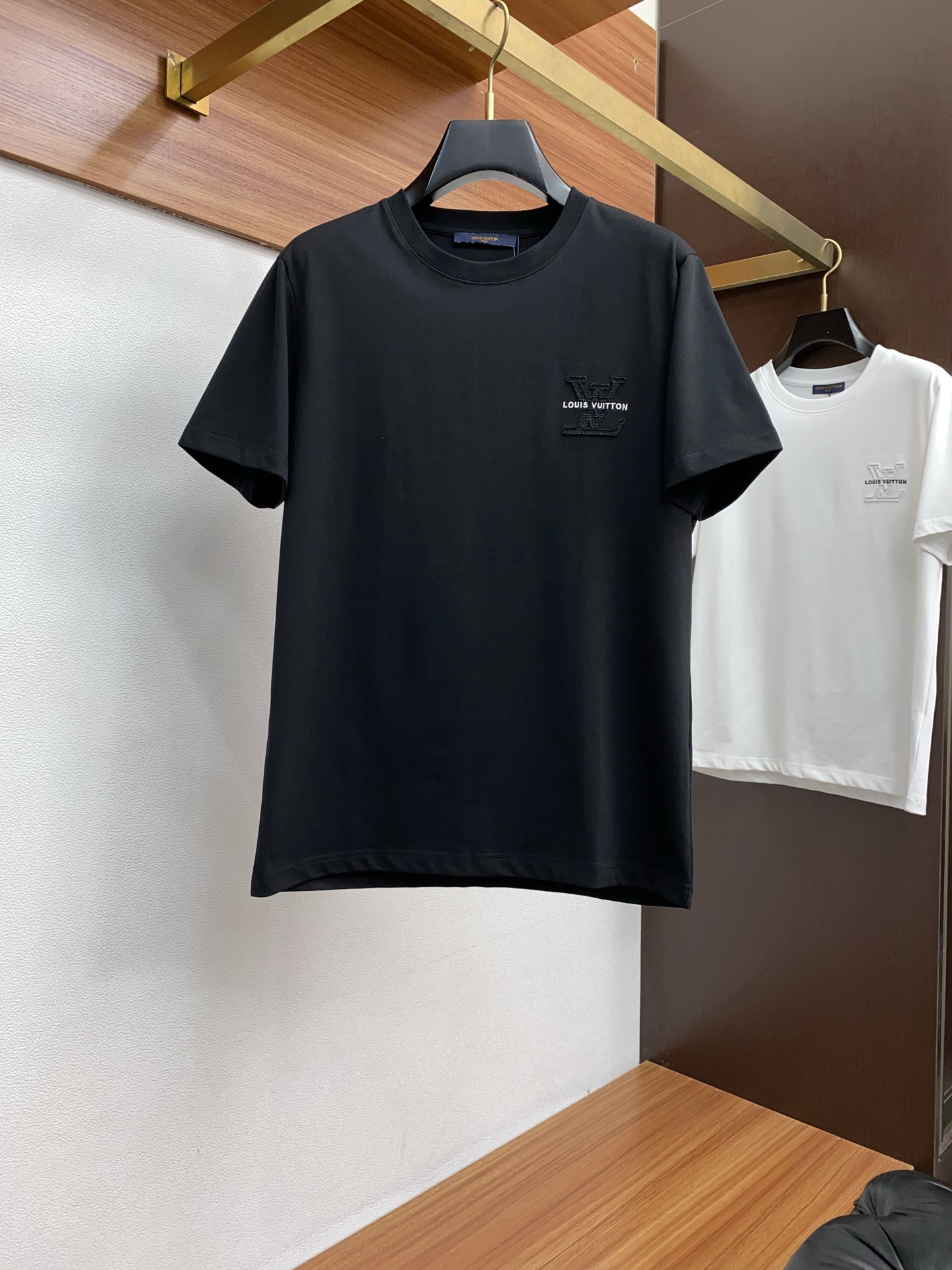 NO:444874,1v Louis Vuitton ss new craft logo pure cotton wide version round neck men's short-sleeved T-shirt, the new season and new launch series cleverly integrates the logo into the design, shaping a series of sports style items full of retro style. On this versatile T-shirt, a pattern with a hint of nostalgia is presented in the body in a low-key manner, and the cuffs are piping. The original version is preferred to develop double-strand cotton plain fabric, with wide upper body and comfortable, and the outside and the inside are casually matched s-2xL,,louis vuitton, T-shirt,tees, t-shirt,alexander wang198609091v路易威登 ss新工艺logo纯棉质阔版圆领男士短袖T恤,新季新推系列将标识巧妙融入设计,塑就一系列充满复古风情的运动风单品.在这款百搭T恤上,带着一丝怀旧意蕴的图案低调呈现于衣身,袖口滚边相得益彰.优选特定原版开发双股精棉平纹面料,上身挺阔舒适度佳,外穿内搭随意搭配 s-2xL,,louis vuitton,T-shirt,tees，t-shirt,alexander wang,Men's clothing