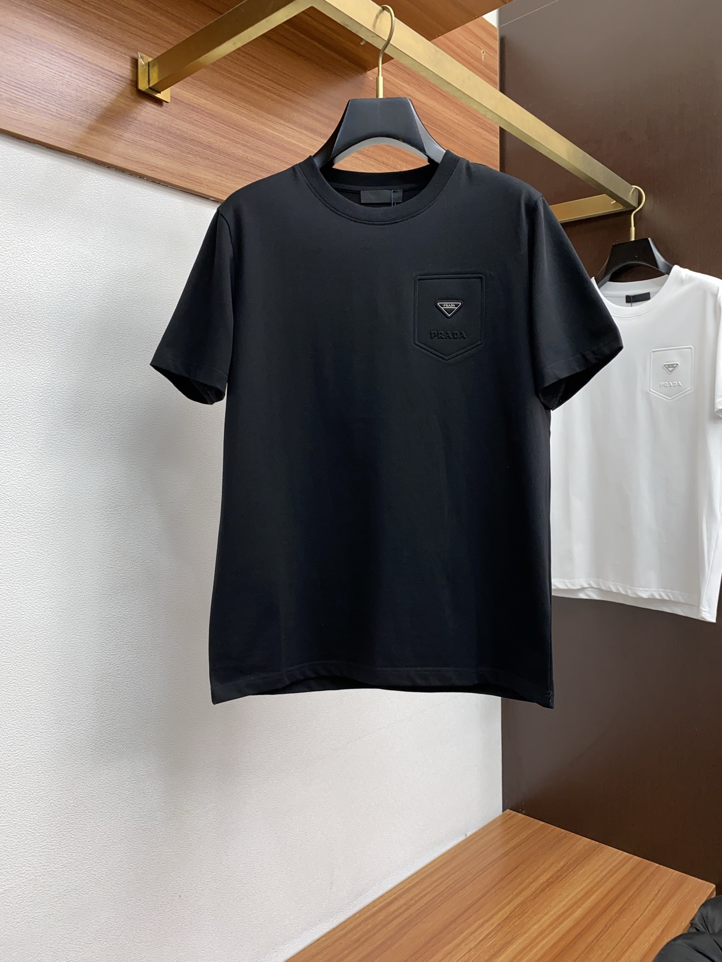 NO:444865,Prada SS New Craft Logo Pure Cotton Wide Edition Round Neck Men's Short-Sleeve T-shirt, New Season New Series Cleverly Integrates the logo into the design, shaping a series of sports style items full of retro style. On this versatile T-shirt, a pattern with a hint of nostalgic meaning is presented in the body in a low-key manner, and the cuffs are piping. The original version is preferred to develop double-strand cotton plain fabric, with wide upper body and comfortable, and the outside and the inside are casually matched s-2xL,,prada,T-shirt,tees,t-shirt,alexander wang19860909普拉达 ss新工艺logo纯棉质阔版圆领男士短袖T恤,新季新推系列将标识巧妙融入设计,塑就一系列充满复古风情的运动风单品.在这款百搭T恤上,带着一丝怀旧意蕴的图案低调呈现于衣身,袖口滚边相得益彰.优选特定原版开发双股精棉平纹面料,上身挺阔舒适度佳,外穿内搭随意搭配 s-2xL,,prada,T-shirt,tees，t-shirt,alexander wang,Men's clothing