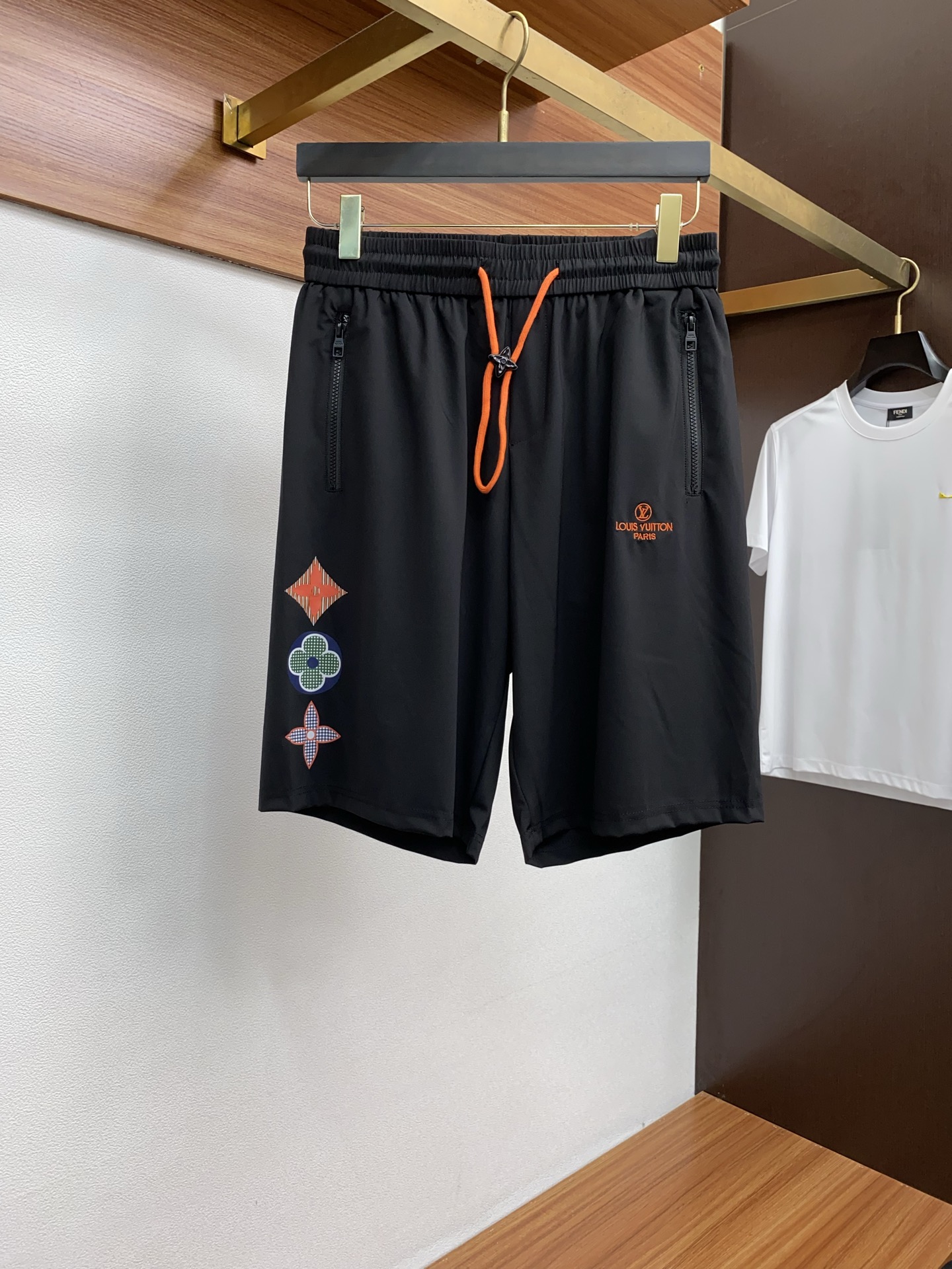 NO:442705,1v Louis Vuitton 2025 spring and summer new style, the latest casual shorts. The original pants are casual and versatile, casual and lazy, high-end custom fabrics, customized craftsmanship, and comfortable. High-end and atmospheric, does the summer taste have? First choice.M-3xL,,louis vuitton, shorts, alexander wang198609091v 路易威登 2025春夏季新款,最新休闲短裤.原版裤型上身休闲百搭、随性慵懒范,高级定制面料,订制工艺 舒适感爆棚.高端大气,夏天的味道有没有,首选 .M-3xL,,louis vuitton,shorts,alexander wang,Men's clothing