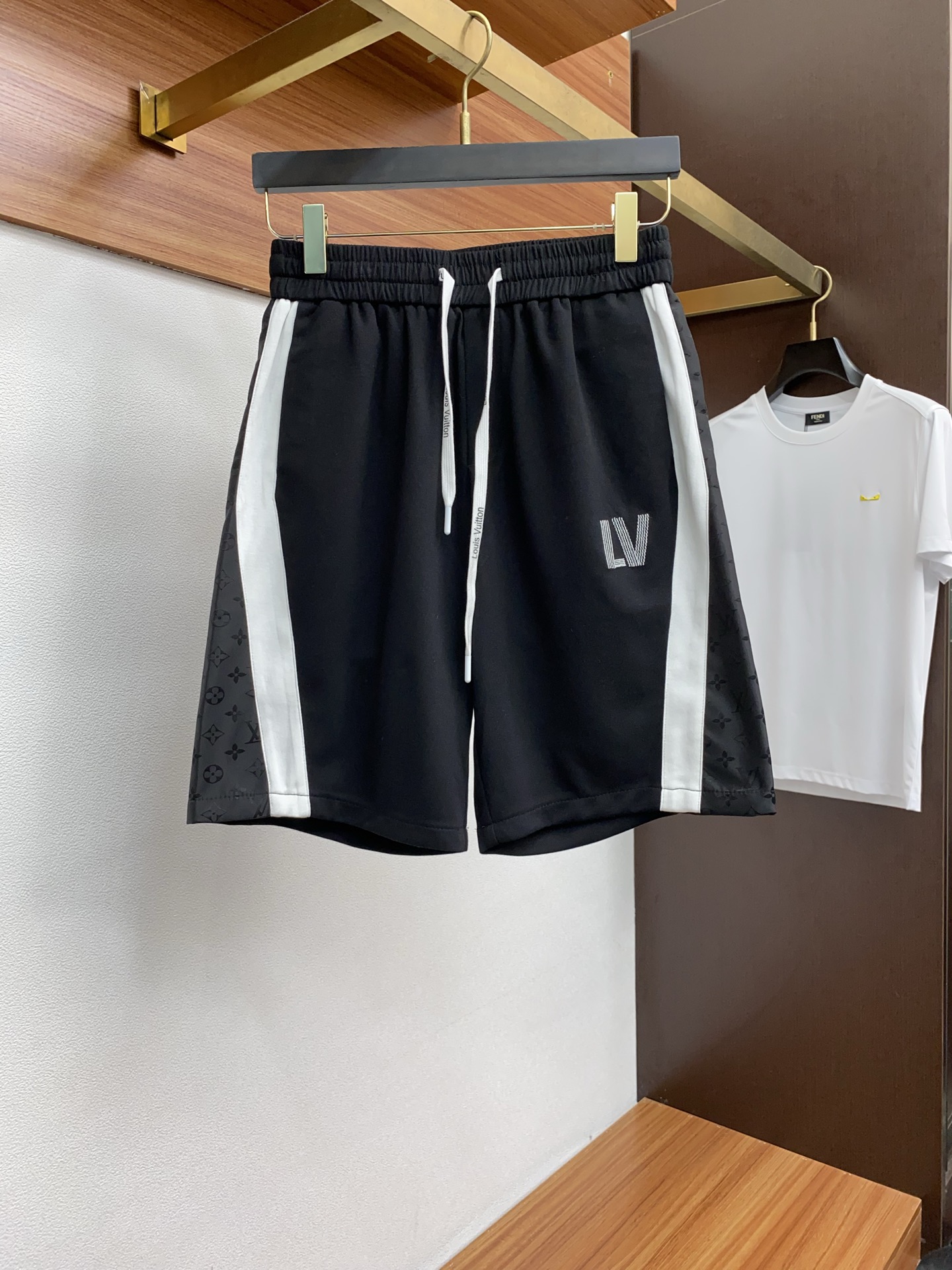 NO:444900,1v Louis Vuitton 2025 spring and summer new style, the latest casual shorts. The original pants are casual and versatile, casual and lazy, high-end custom fabrics, customized craftsmanship, and comfortable. High-end and atmospheric, does the summer taste have? First choice.M-3xL,,louis vuitton, shorts, alexander wang198609091v路易威登 2025春夏季新款,最新休闲短裤.原版裤型上身休闲百搭、随性慵懒范,高级定制面料,订制工艺 舒适感爆棚.高端大气,夏天的味道有没有,首选 .M-3xL,,louis vuitton,shorts,alexander wang,Men's clothing