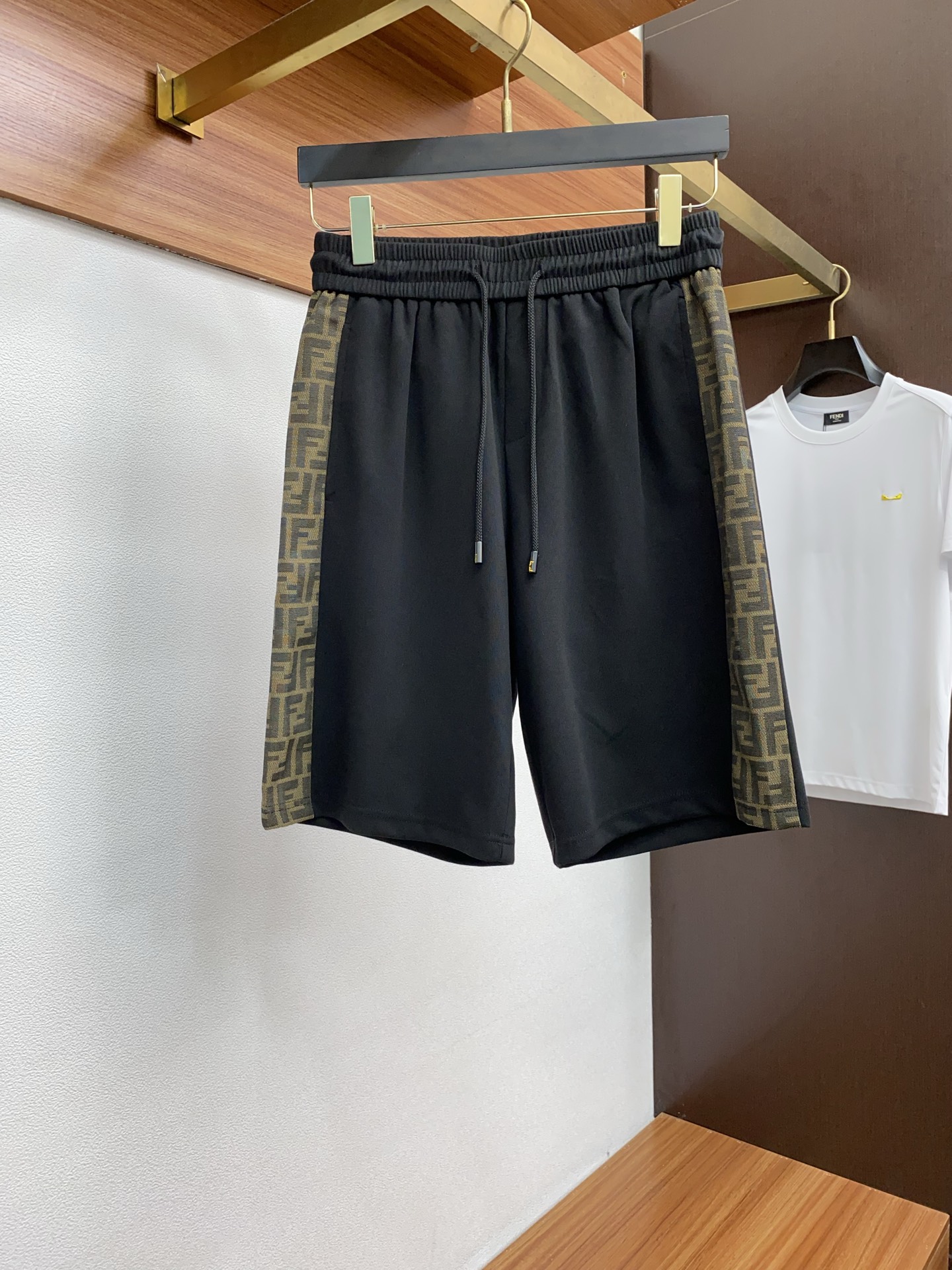 NO:444907,Fendi 2025 spring and summer new style, the latest casual shorts. The original pants are casual and versatile, casual and lazy, high-end custom fabrics, customized craftsmanship, and comfortable. High-end and atmospheric, does the summer taste have? First choice.M-3xL,,fendi, shorts, alexander wang19860909芬迪 2025春夏季新款,最新休闲短裤.原版裤型上身休闲百搭、随性慵懒范,高级定制面料,订制工艺 舒适感爆棚.高端大气,夏天的味道有没有,首选 .M-3xL,,fendi,shorts,alexander wang,Men's clothing