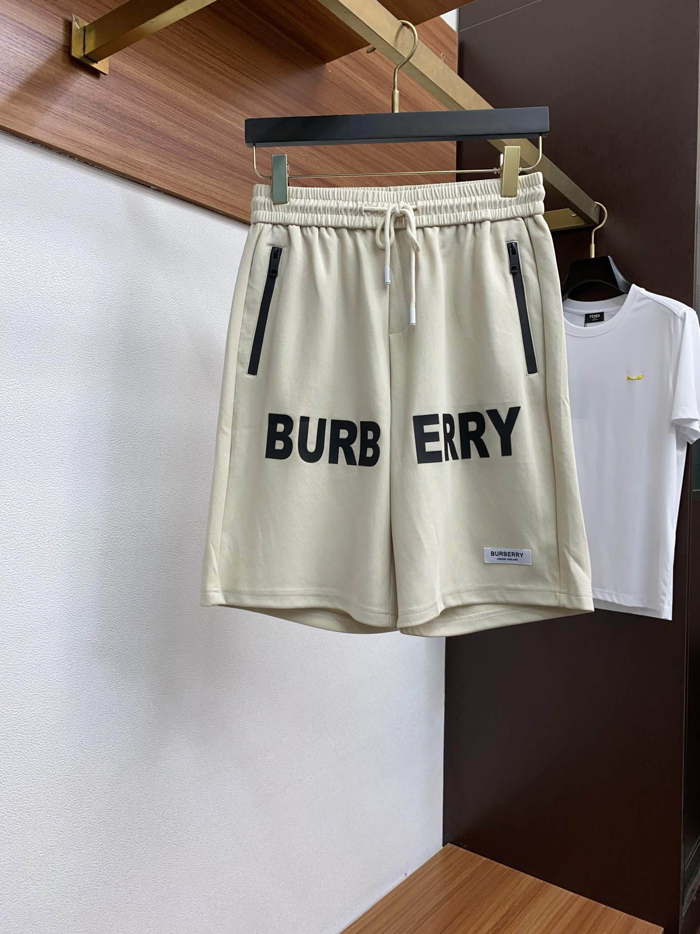 NO:444914,Burberry 2025 spring and summer new style, the latest casual shorts. The original pants are casual and versatile, casual and lazy, high-end custom fabrics, customized craftsmanship, and comfortable. High-end and atmospheric, does the summer taste have? First choice.M-3xL, burberry, shorts, alexander wang19860909巴宝莉 2025春夏季新款,最新休闲短裤.原版裤型上身休闲百搭、随性慵懒范,高级定制面料,订制工艺 舒适感爆棚.高端大气,夏天的味道有没有,首选 .M-3xL,,burberry,shorts,alexander wang,Men's clothing