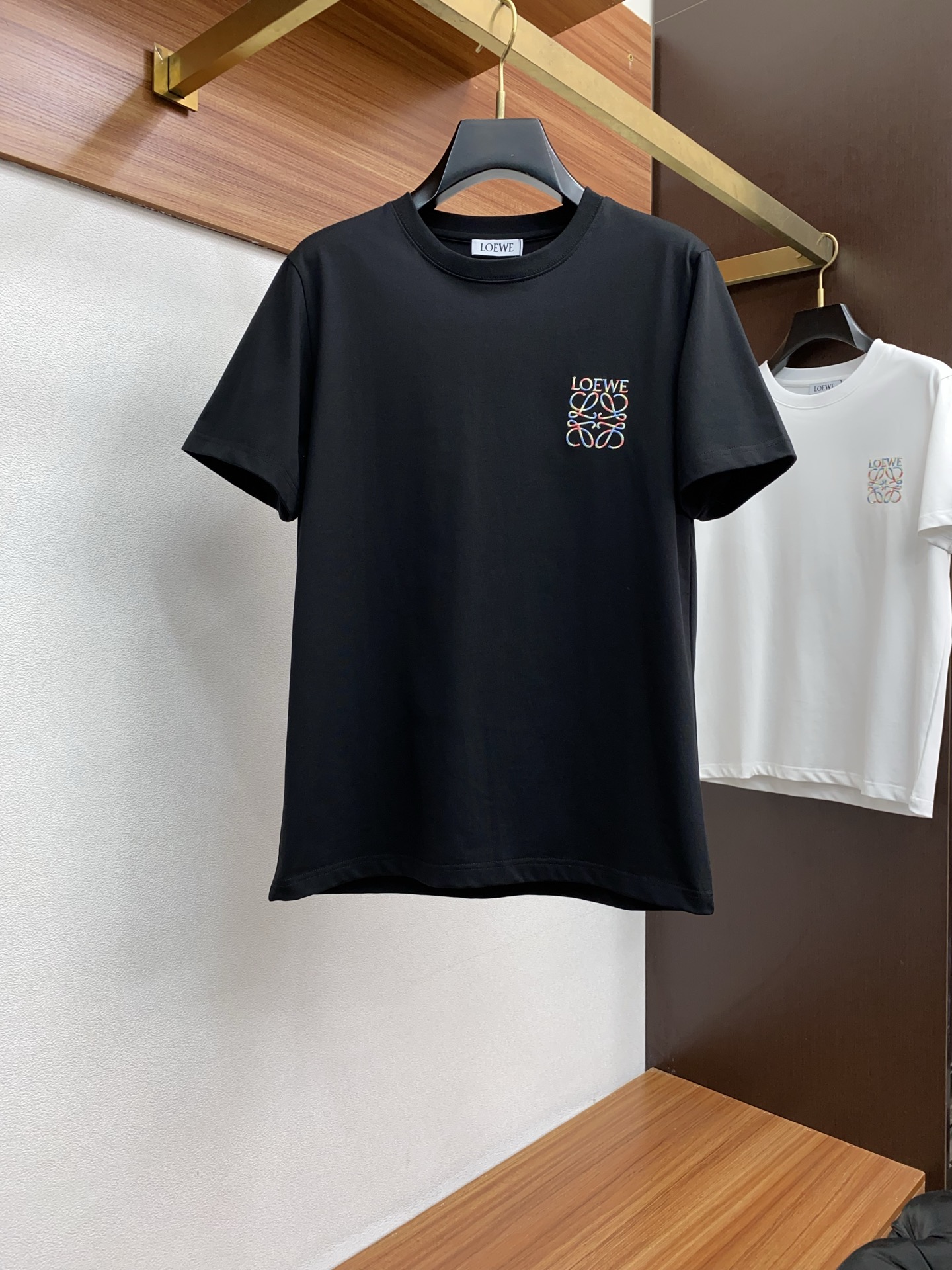 NO:450365,Luo Yiwei ss new craft logo pure cotton wide version round neck men's short-sleeved T-shirt, the new season and new launch series cleverly integrates the logo into the design, shaping a series of sports style items full of retro style. On this versatile T-shirt, a pattern with a hint of nostalgia is presented in the body in a low-key manner, and the cuffs are piping. The original version is preferred to develop double-strand cotton plain fabric, with wide upper body and comfortable, and the outside and the inside are casually matched s-2xL,,loewe, T-shirt,tees, t-shirt,alexander wang19860909罗意威 ss新工艺logo纯棉质阔版圆领男士短袖T恤,新季新推系列将标识巧妙融入设计,塑就一系列充满复古风情的运动风单品.在这款百搭T恤上,带着一丝怀旧意蕴的图案低调呈现于衣身,袖口滚边相得益彰.优选特定原版开发双股精棉平纹面料,上身挺阔舒适度佳,外穿内搭随意搭配 s-2xL,,loewe,T-shirt,tees，t-shirt,alexander wang,Men's clothing