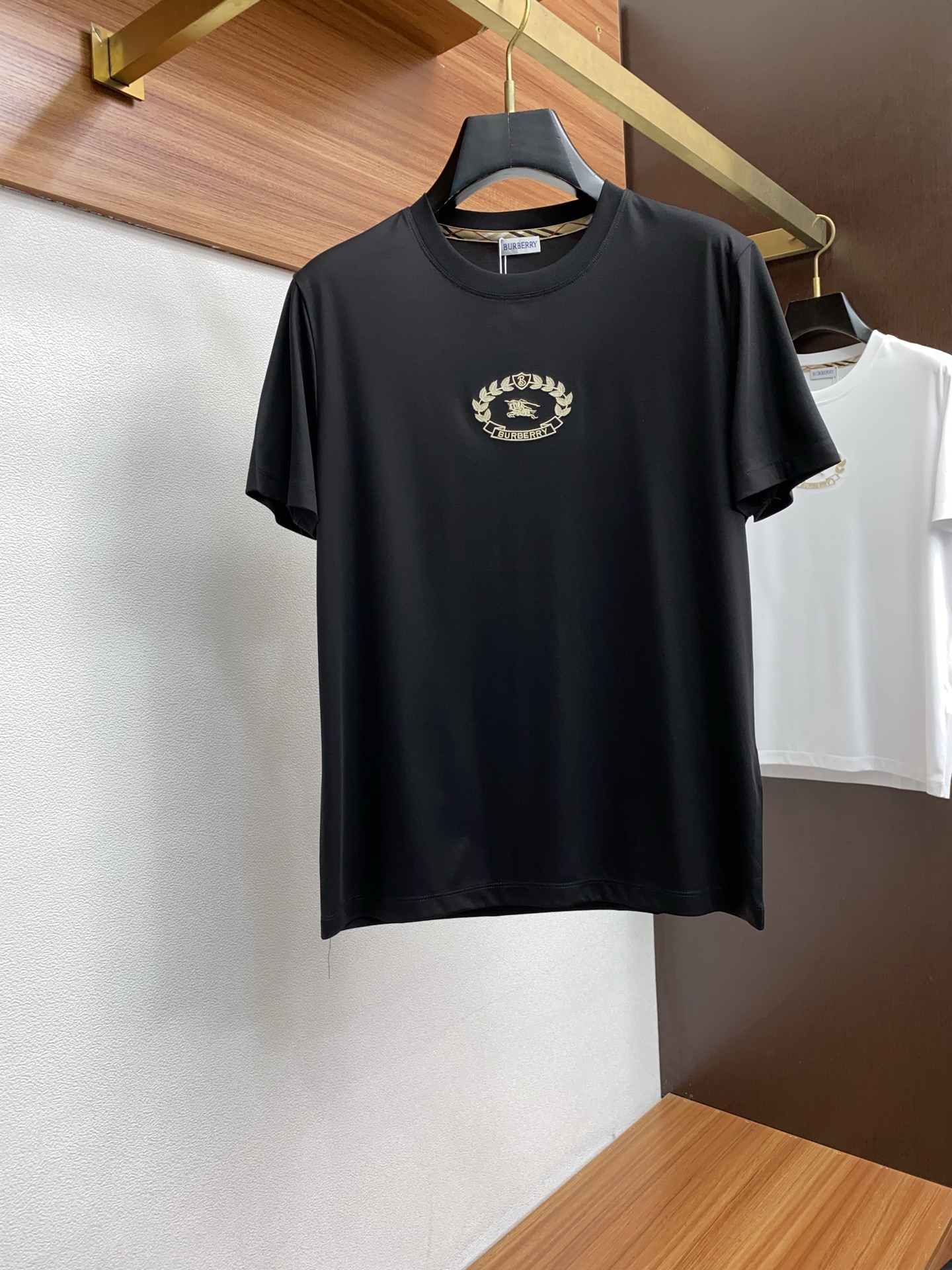 NO:448989,Burberry's new spring and summer new model in the first counter with the latest round neck short sleeves, high-end customization, avant-garde and fashionable design!  Brand logo heavy craft design, high-end customized 100 double-sided mercerated cotton fabric, soft feel, comfortable to wear, exquisite counter-level car line, fine workmanship, invincible and handsome upper body effect!  A must-have item for handsome men!  Code number M-3xL, burberry, T-shirt, alexander wang19860909巴宝莉 2025春夏新款首发专柜最新款圆领短袖 高端订制 设计前卫时尚！品牌logo重工艺设计 高端定制100支双面丝光棉面料.手感柔软.穿着舒适.专柜级别精致车线.做工精细.上身效果无敌帅气！型男必备单品！码数M-3xL,,burberry,T-shirt,alexander wang,Men's clothing