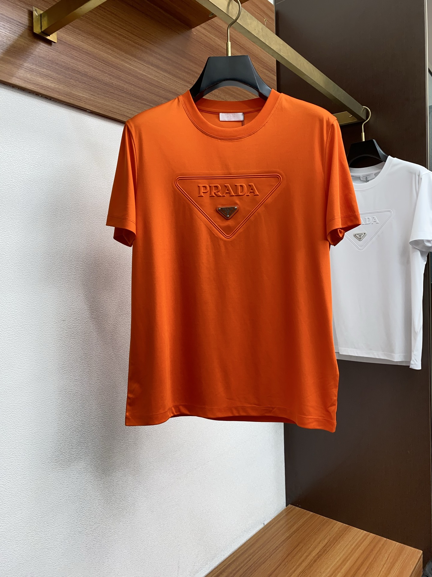 NO:448984,Prada 2025 spring and summer new styles are the latest round neck short sleeves in the counter, high-end customization, avant-garde and fashionable design!  Brand logo heavy craft design, high-end customized 100 double-sided mercerated cotton fabric, soft feel, comfortable to wear, exquisite counter-level car line, fine workmanship, invincible and handsome upper body effect!  A must-have item for handsome men!  Code number M-3xL, prada, T-shirt, alexander wang19860909普拉达 2025春夏新款首发专柜最新款圆领短袖 高端订制 设计前卫时尚！品牌logo重工艺设计 高端定制100支双面丝光棉面料.手感柔软.穿着舒适.专柜级别精致车线.做工精细.上身效果无敌帅气！型男必备单品！码数M-3xL,,prada,T-shirt,alexander wang,Men's clothing