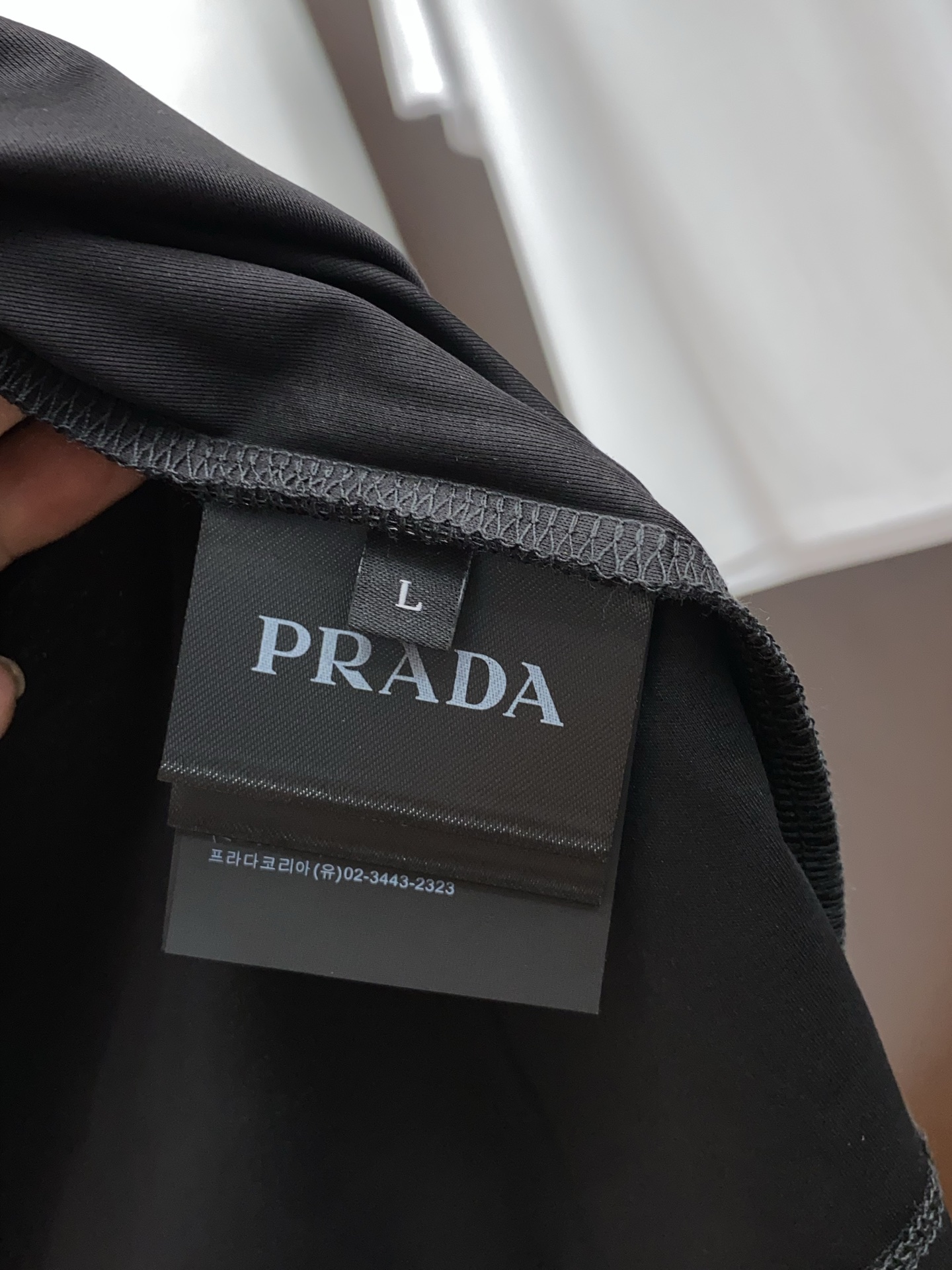  普拉达 2025春夏新款首发专柜最新款圆领短袖 高端订制 设计前卫时尚！品牌logo重工艺设计 高端定