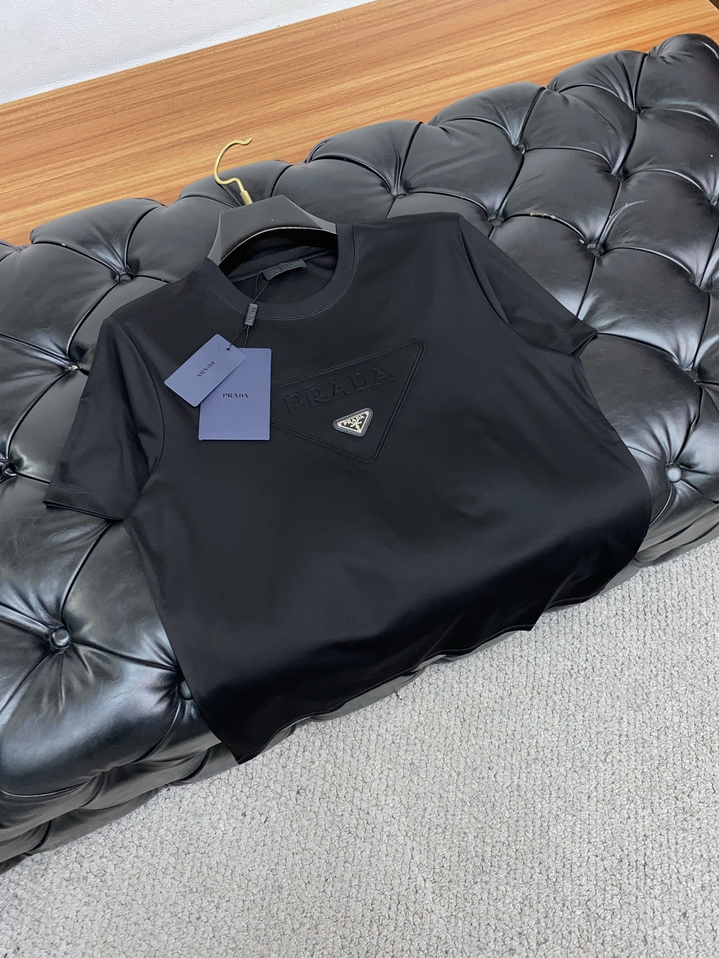  普拉达 2025春夏新款首发专柜最新款圆领短袖 高端订制 设计前卫时尚！品牌logo重工艺设计 高端定