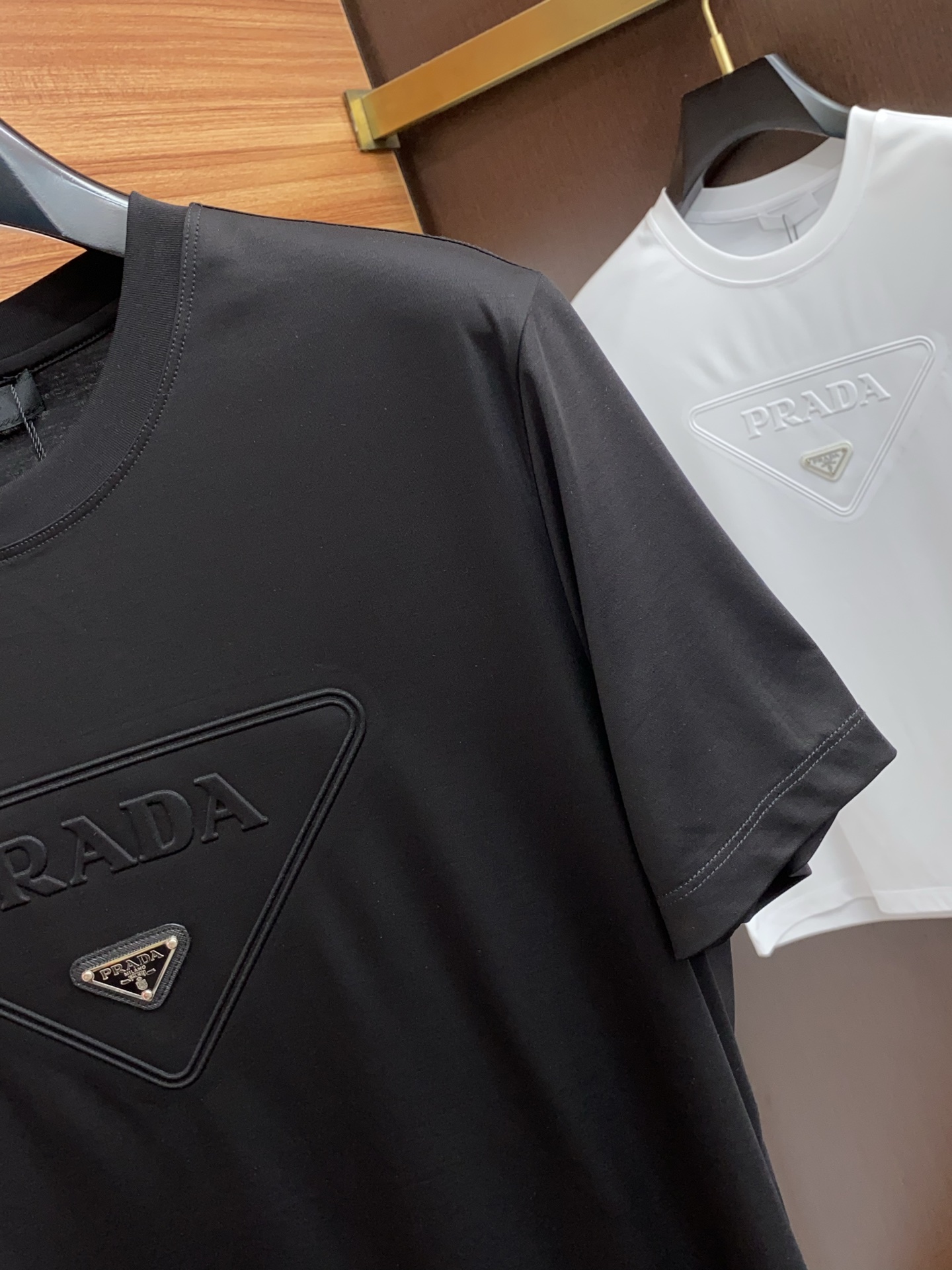  普拉达 2025春夏新款首发专柜最新款圆领短袖 高端订制 设计前卫时尚！品牌logo重工艺设计 高端定