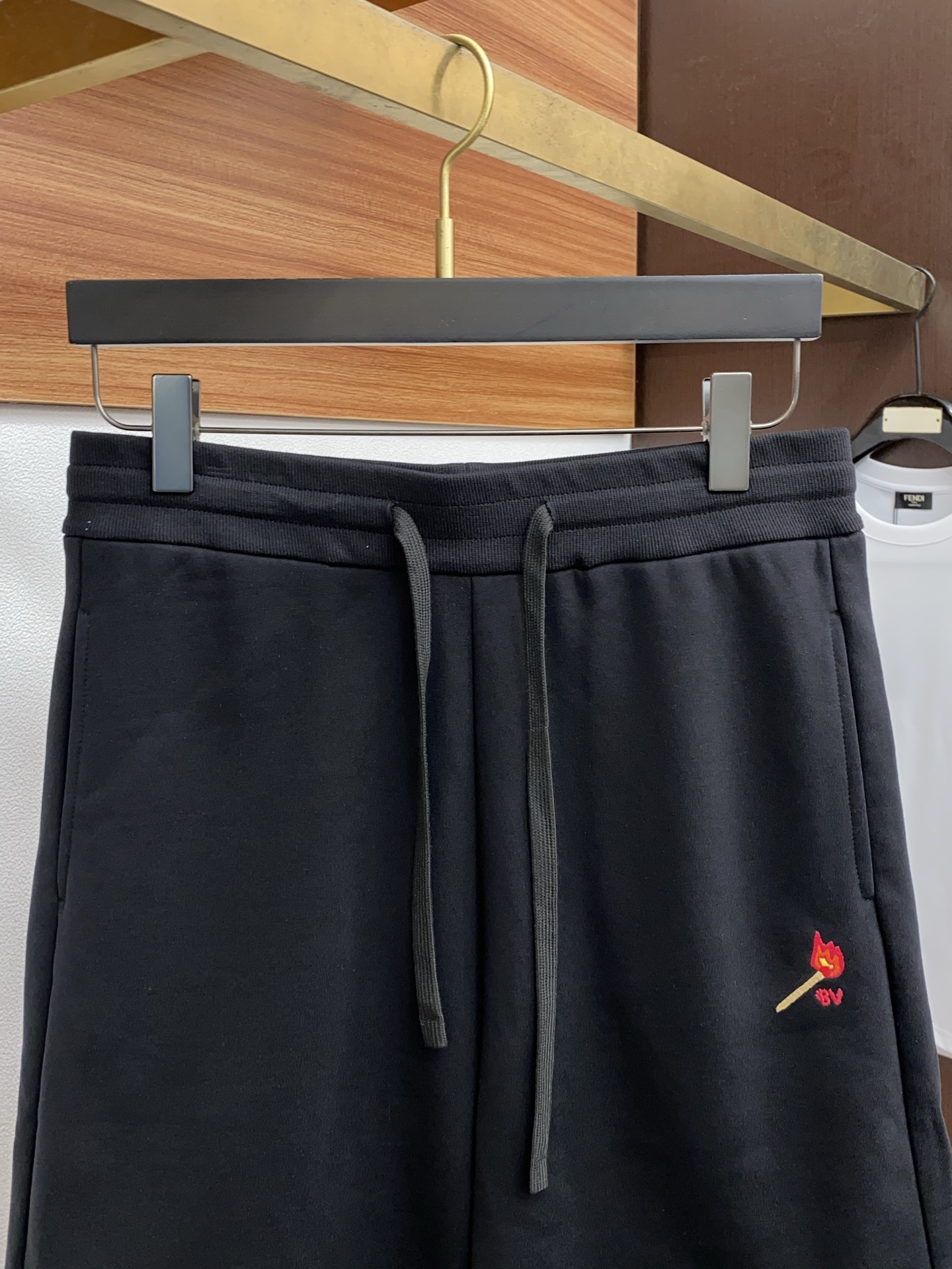 Stylish and Luxurious BV 25s Fashion Shorts: Age-Reducing and Unisex Appeal - 图片 2