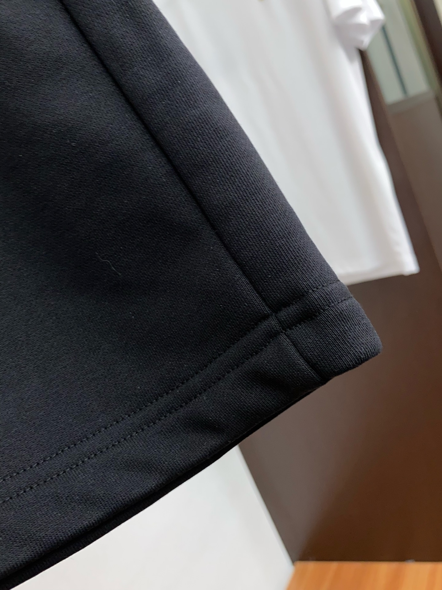 Stylish and Luxurious BV 25s Fashion Shorts: Age-Reducing and Unisex Appeal - 图片 4