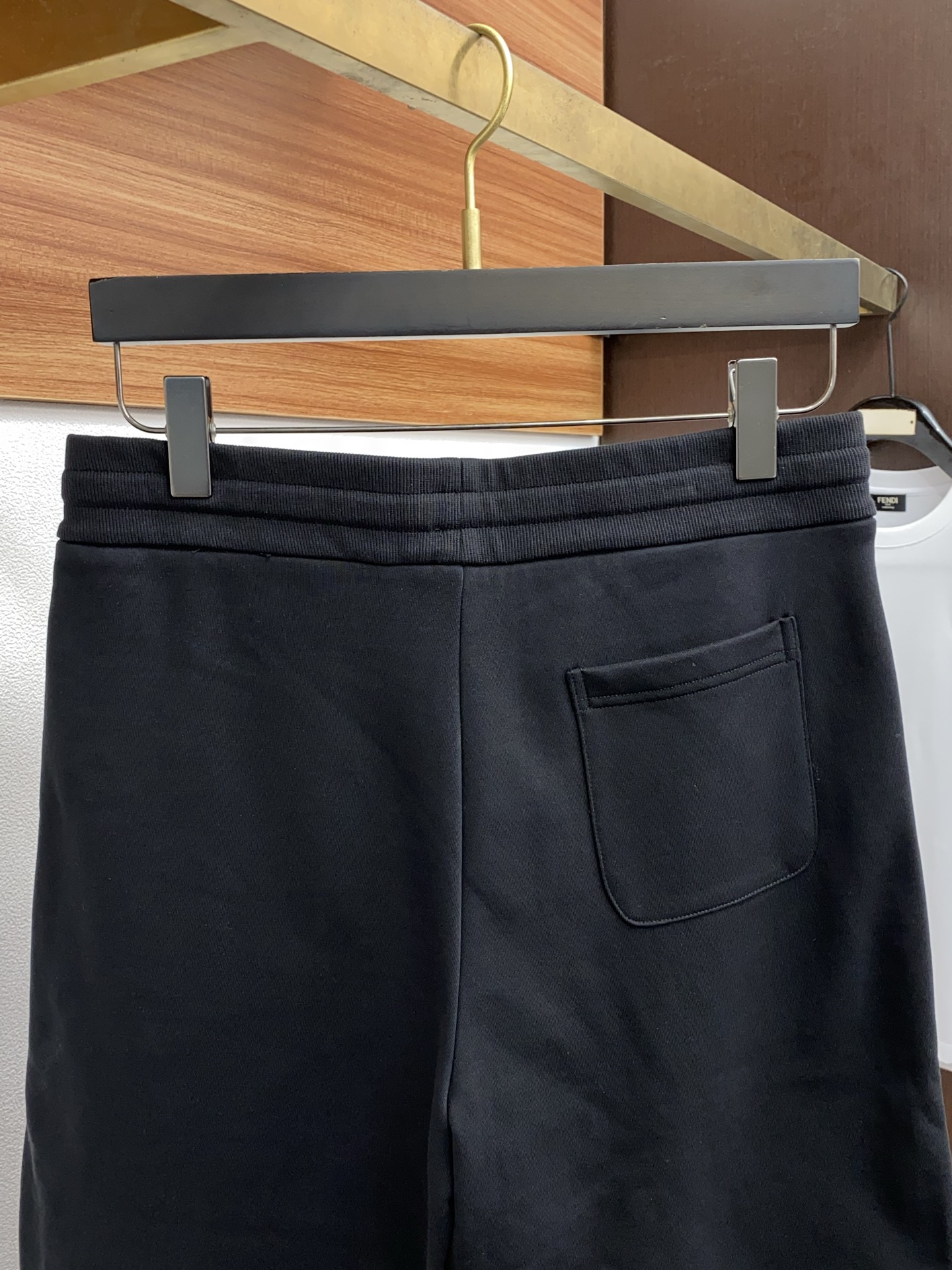 Stylish and Luxurious BV 25s Fashion Shorts: Age-Reducing and Unisex Appeal - 图片 9