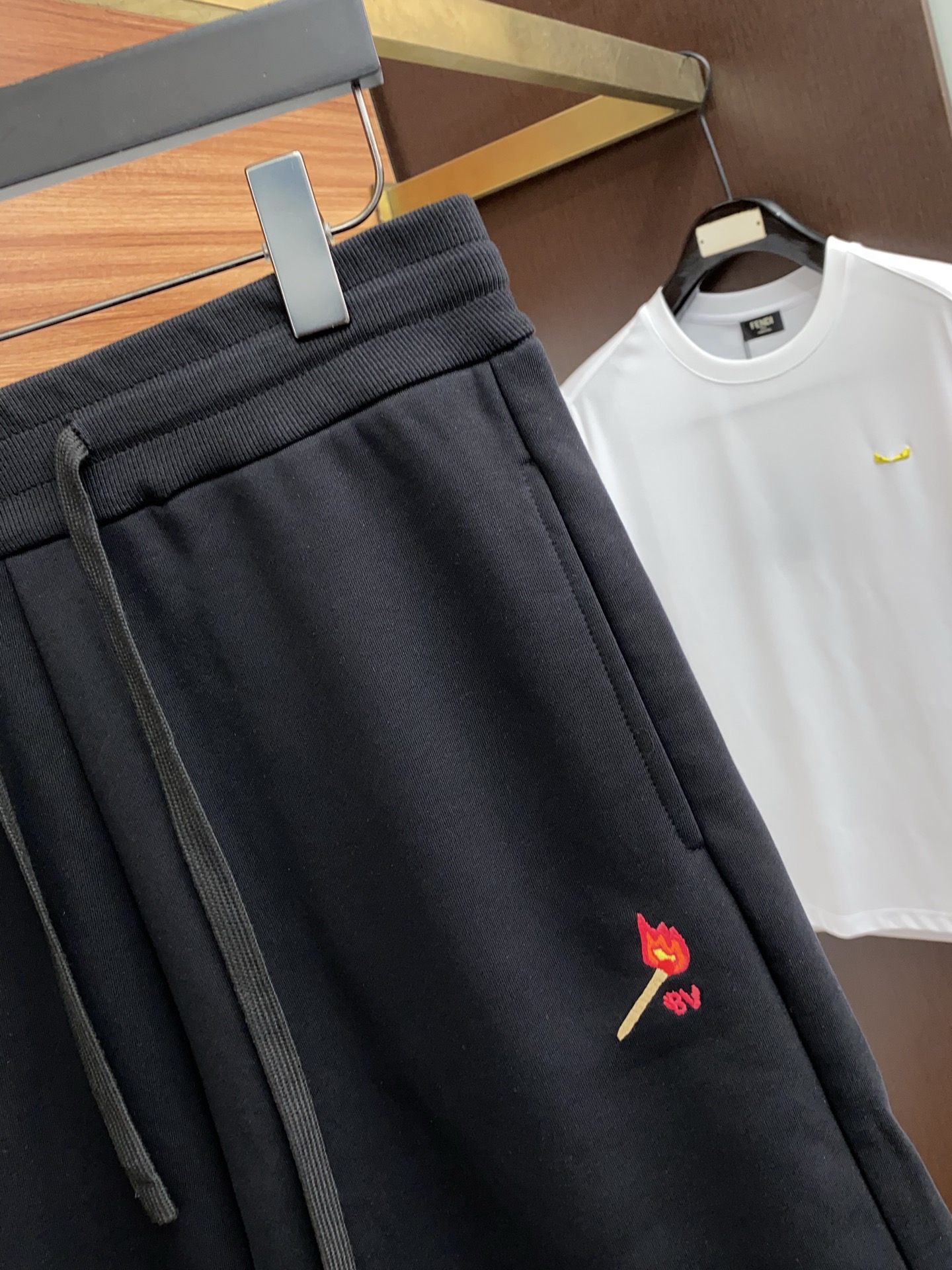 Stylish and Luxurious BV 25s Fashion Shorts: Age-Reducing and Unisex Appeal - 图片 3