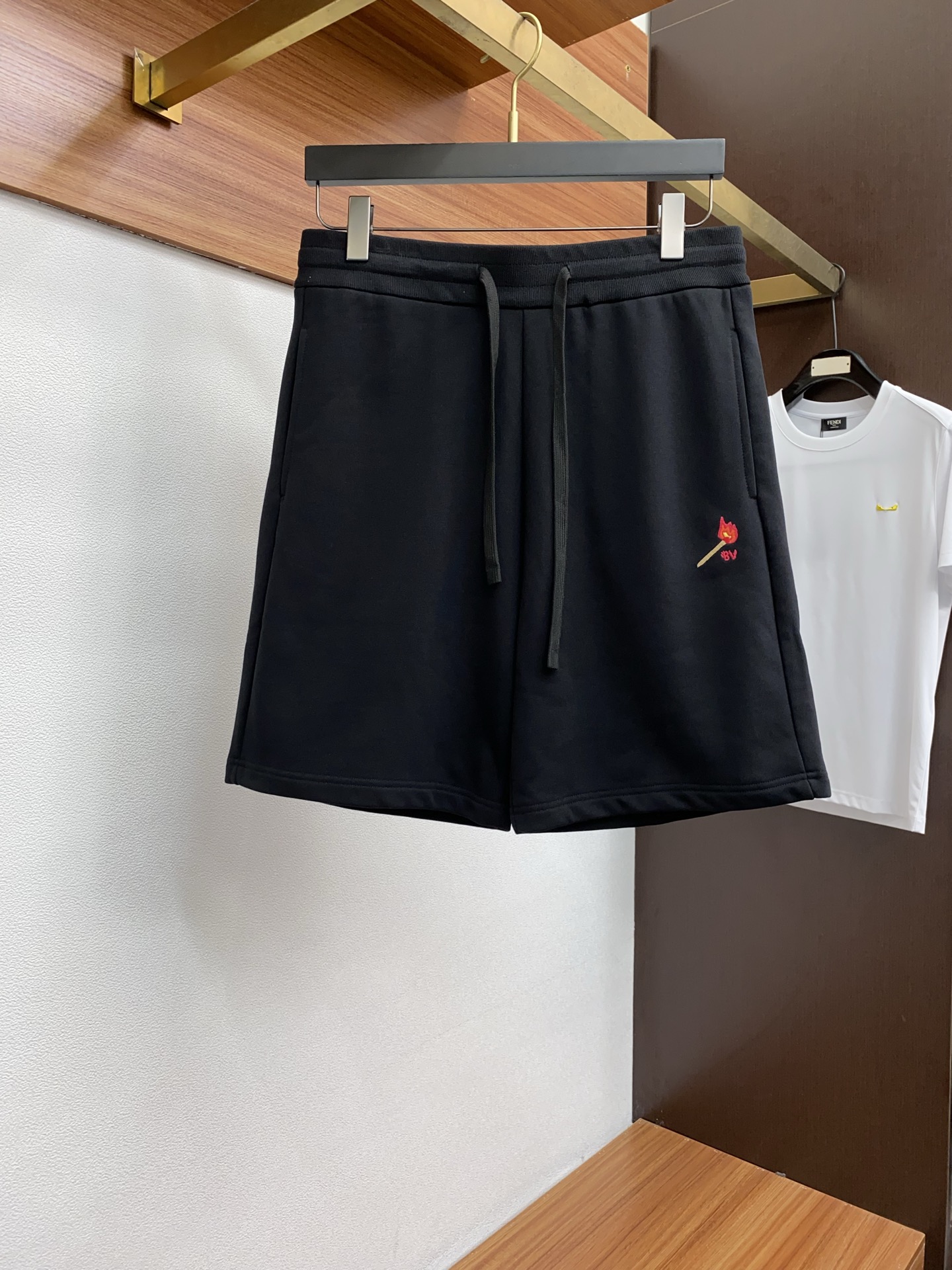 Stylish and Luxurious BV 25s Fashion Shorts: Age-Reducing and Unisex Appeal - 图片 1