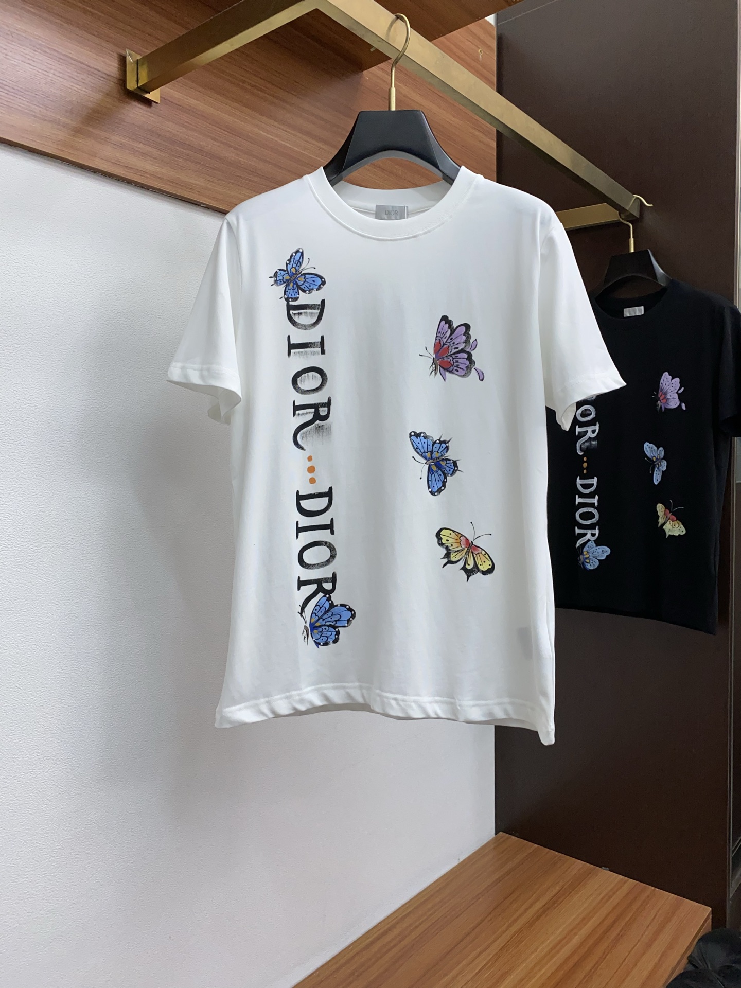  迪奥 ss新工艺logo纯棉质阔版圆领男士短袖T恤，新季新推系列将标识巧妙融入设计，塑就一系列充满复古