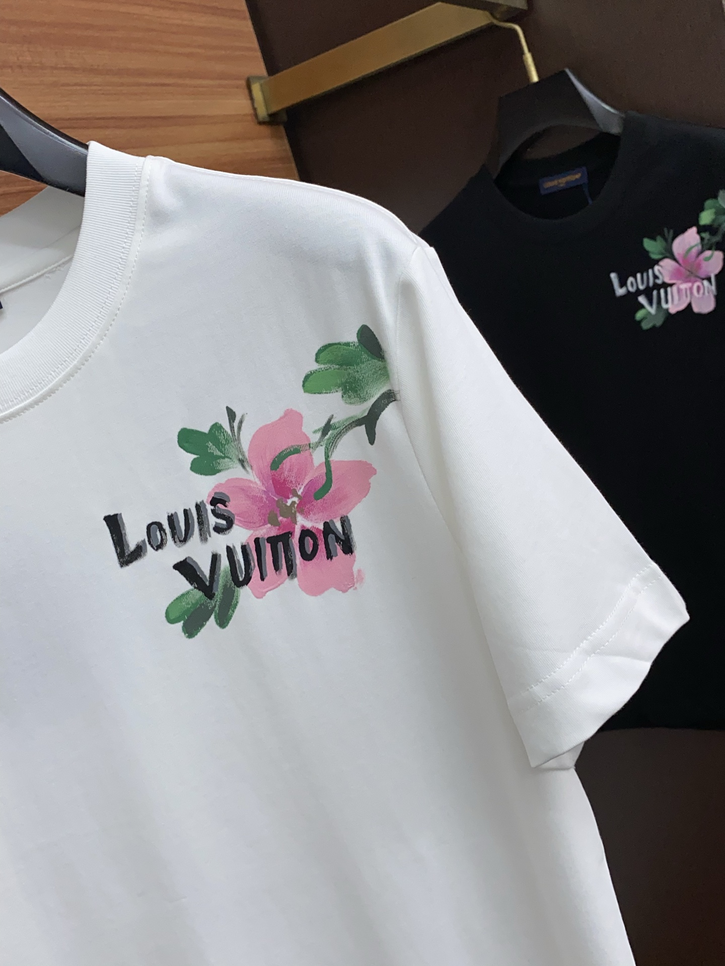  1v 路易威登 ss新工艺logo纯棉质阔版圆领男士短袖T恤，新季新推系列将标识巧妙融入设计，塑就一系