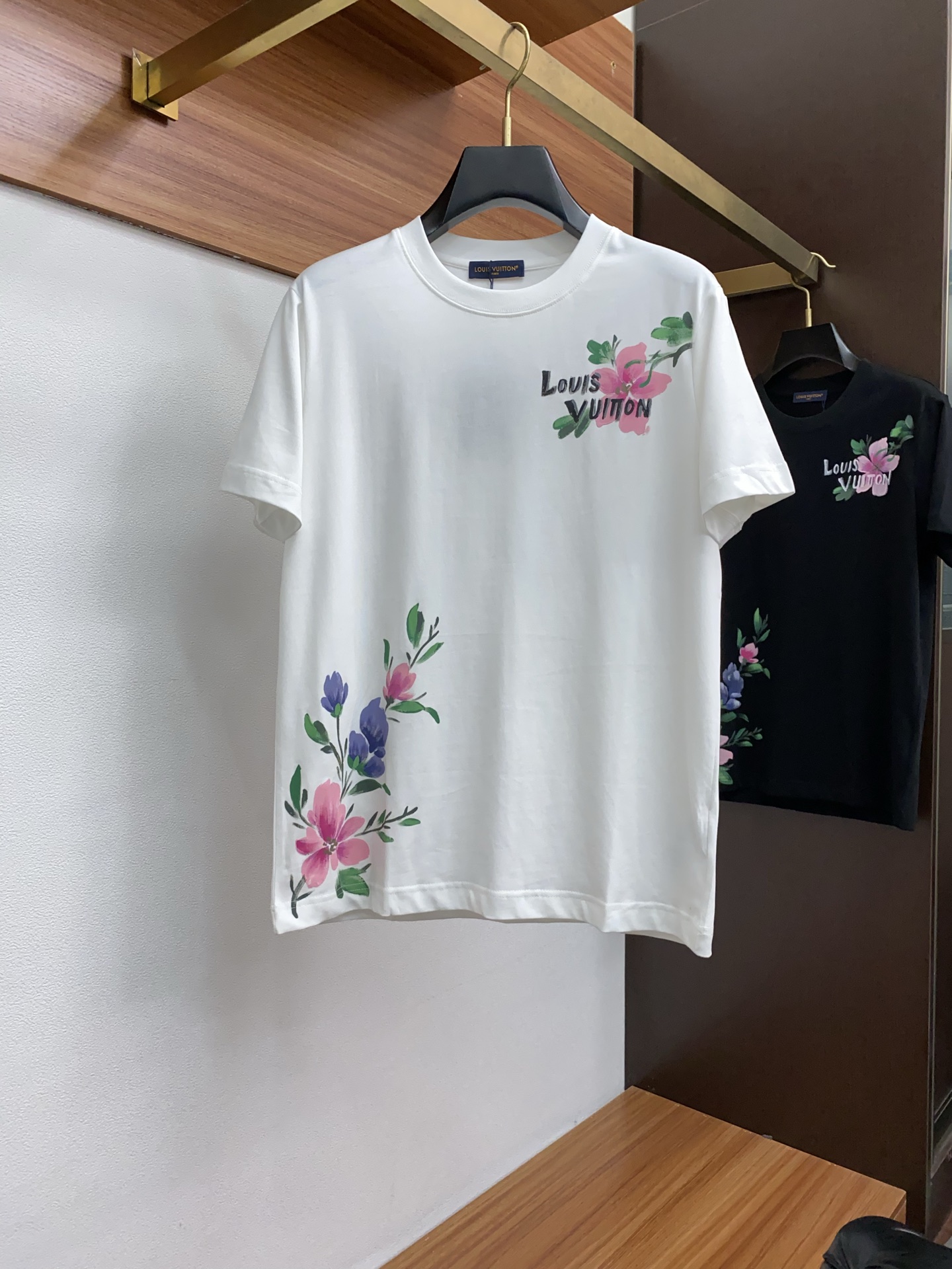  1v 路易威登 ss新工艺logo纯棉质阔版圆领男士短袖T恤，新季新推系列将标识巧妙融入设计，塑就一系