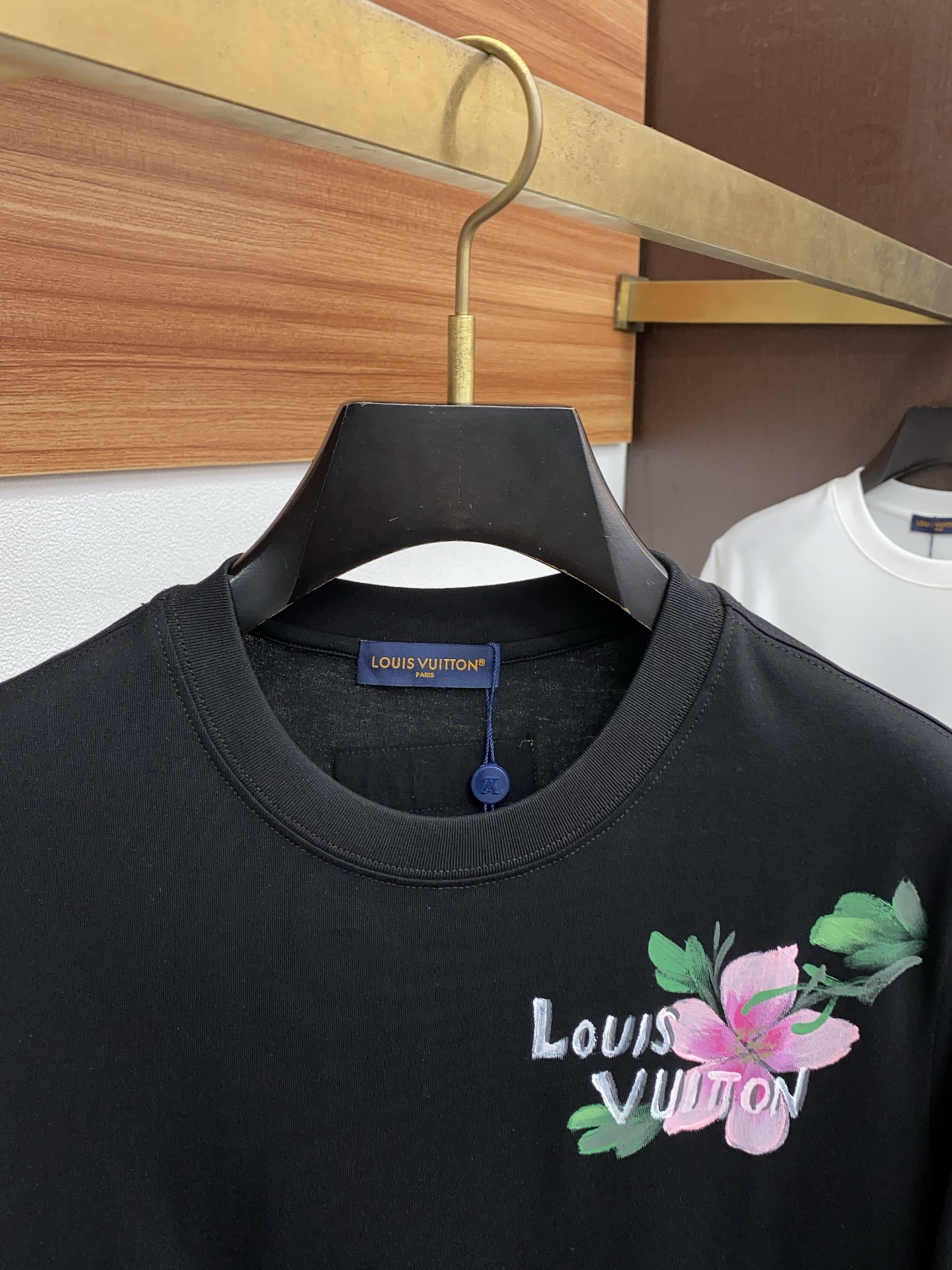  1v 路易威登 ss新工艺logo纯棉质阔版圆领男士短袖T恤，新季新推系列将标识巧妙融入设计，塑就一系