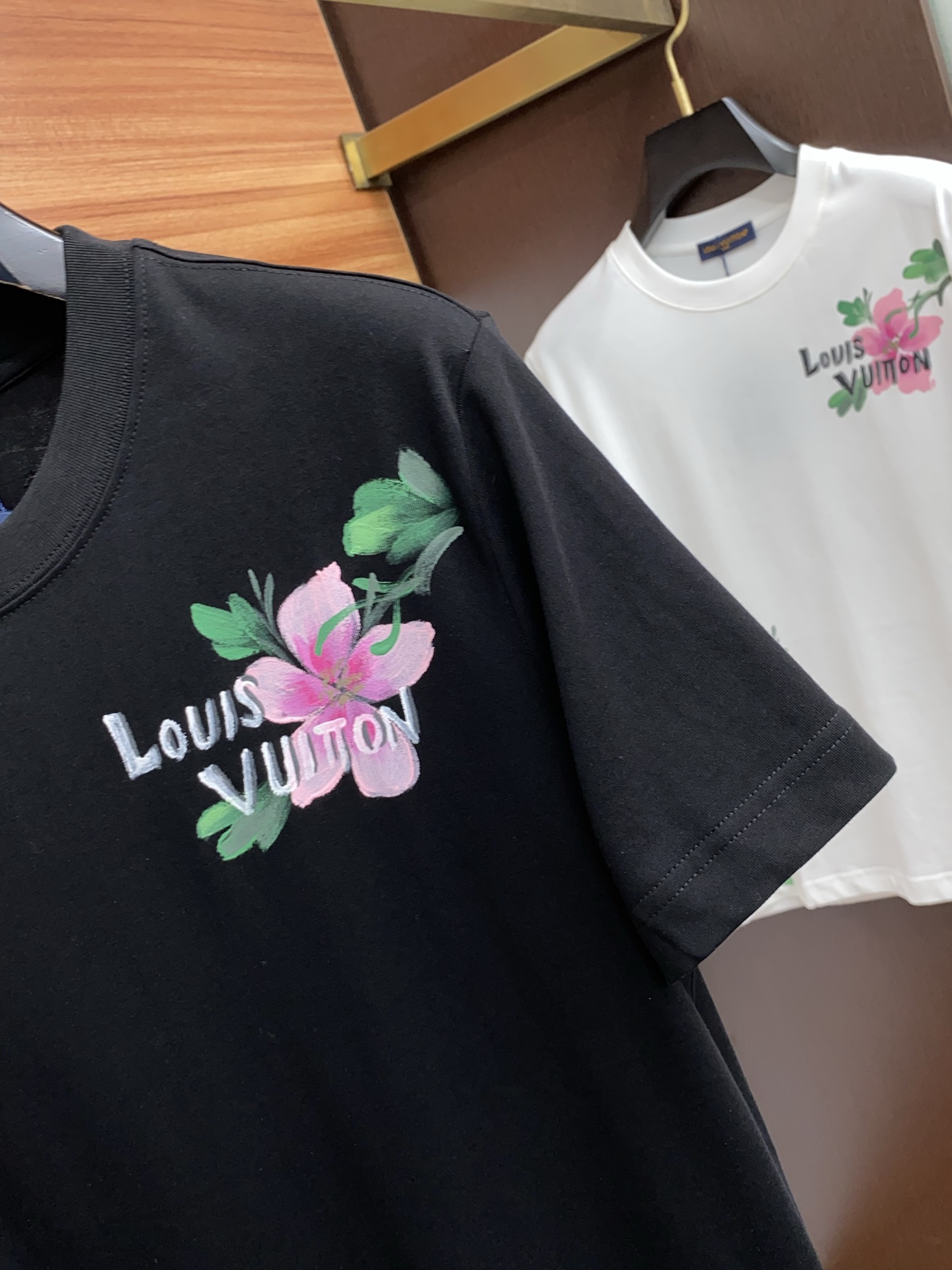  1v 路易威登 ss新工艺logo纯棉质阔版圆领男士短袖T恤，新季新推系列将标识巧妙融入设计，塑就一系